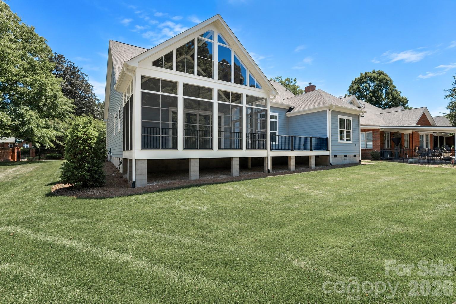 1061 The Glen Street Property Photo 39