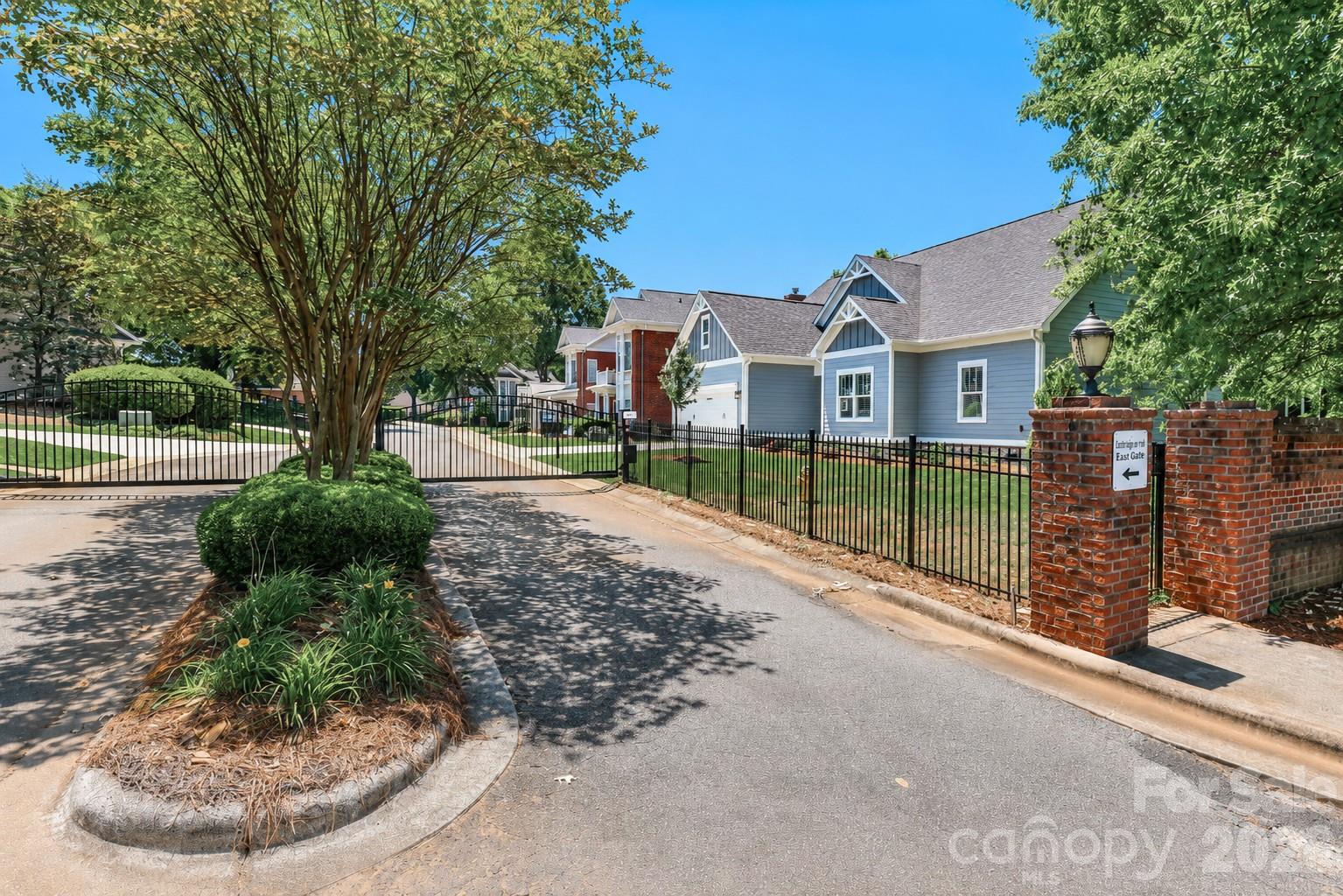 1061 The Glen Street Property Photo 44