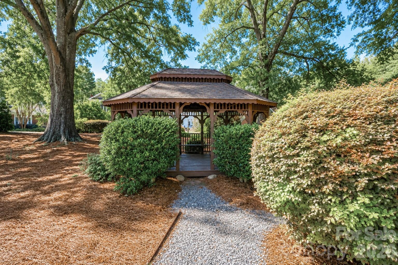 1061 The Glen Street Property Photo 45