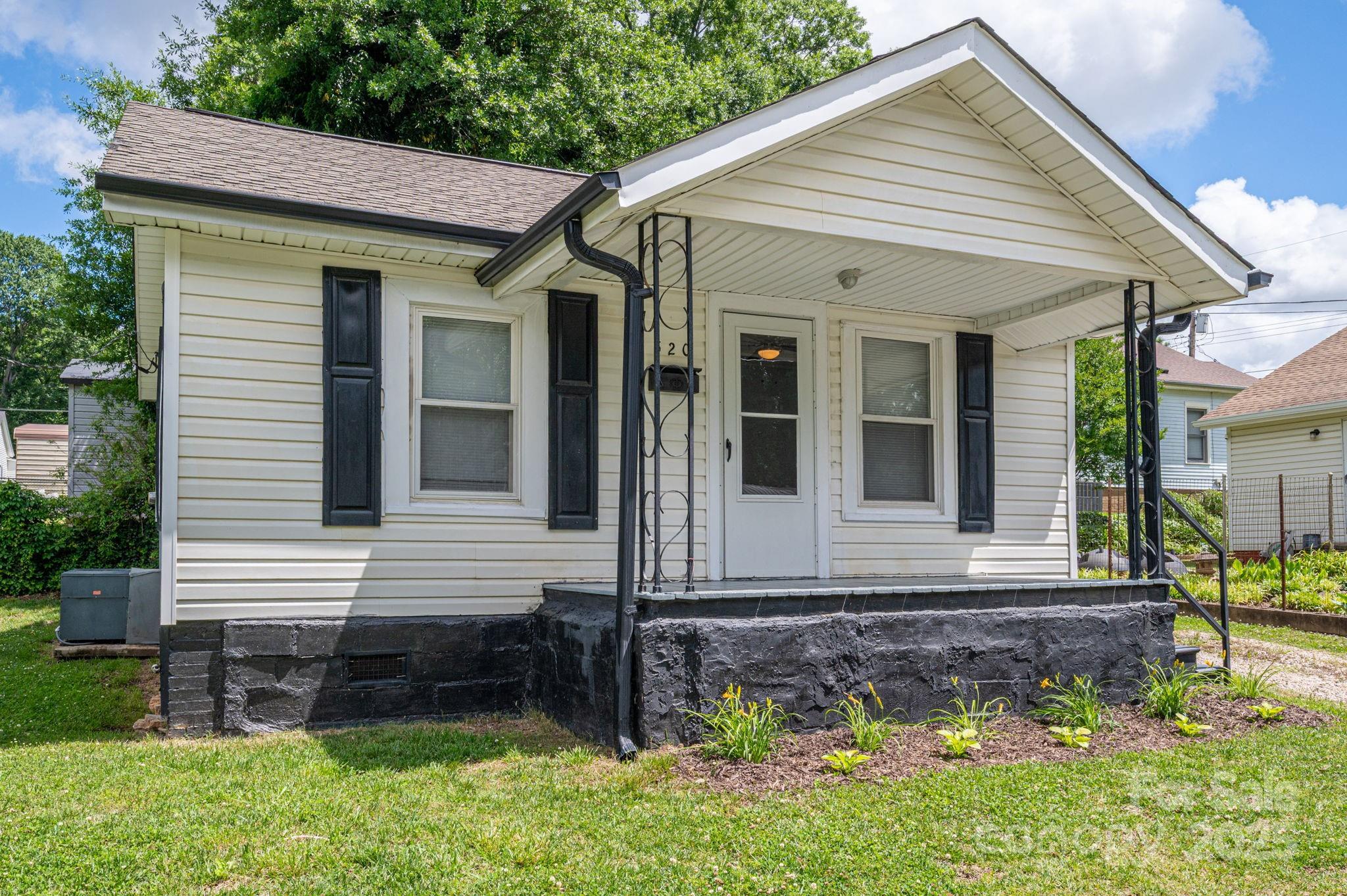 520 E Maple Avenue Property Photo 1