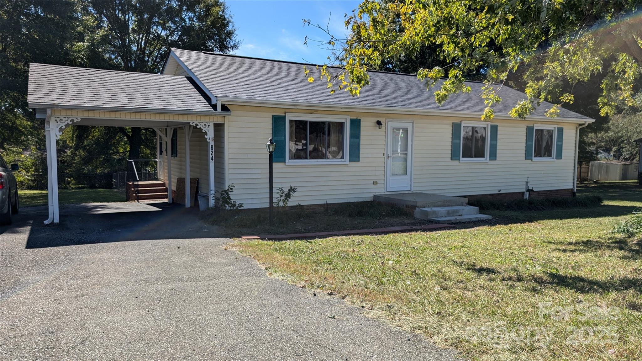 824 S Laurel Street Property Photo 1