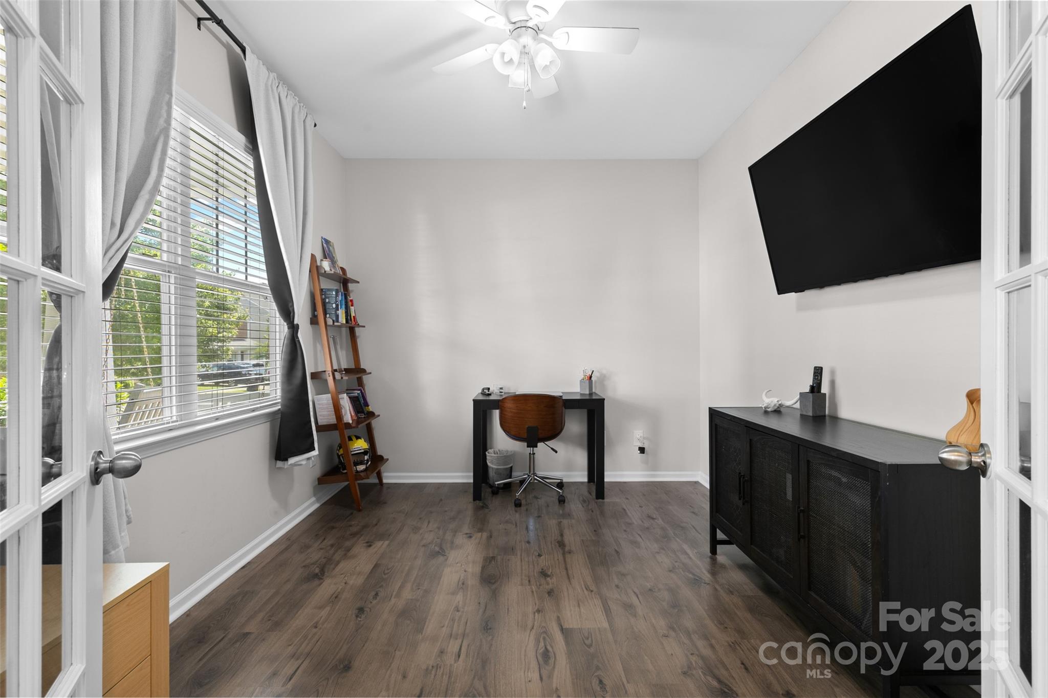 2042 Newport Drive Property Photo 3