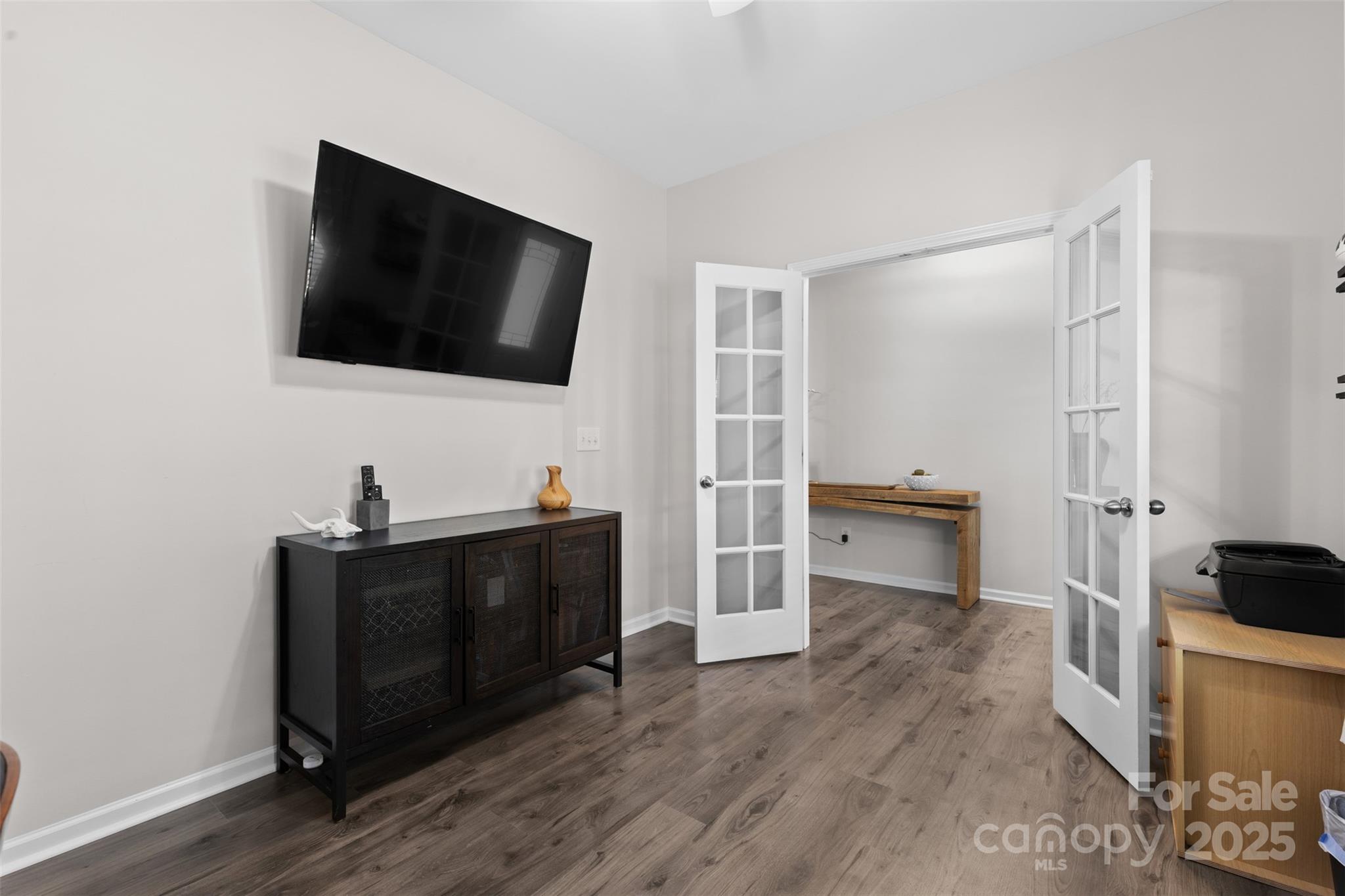 2042 Newport Drive Property Photo 4