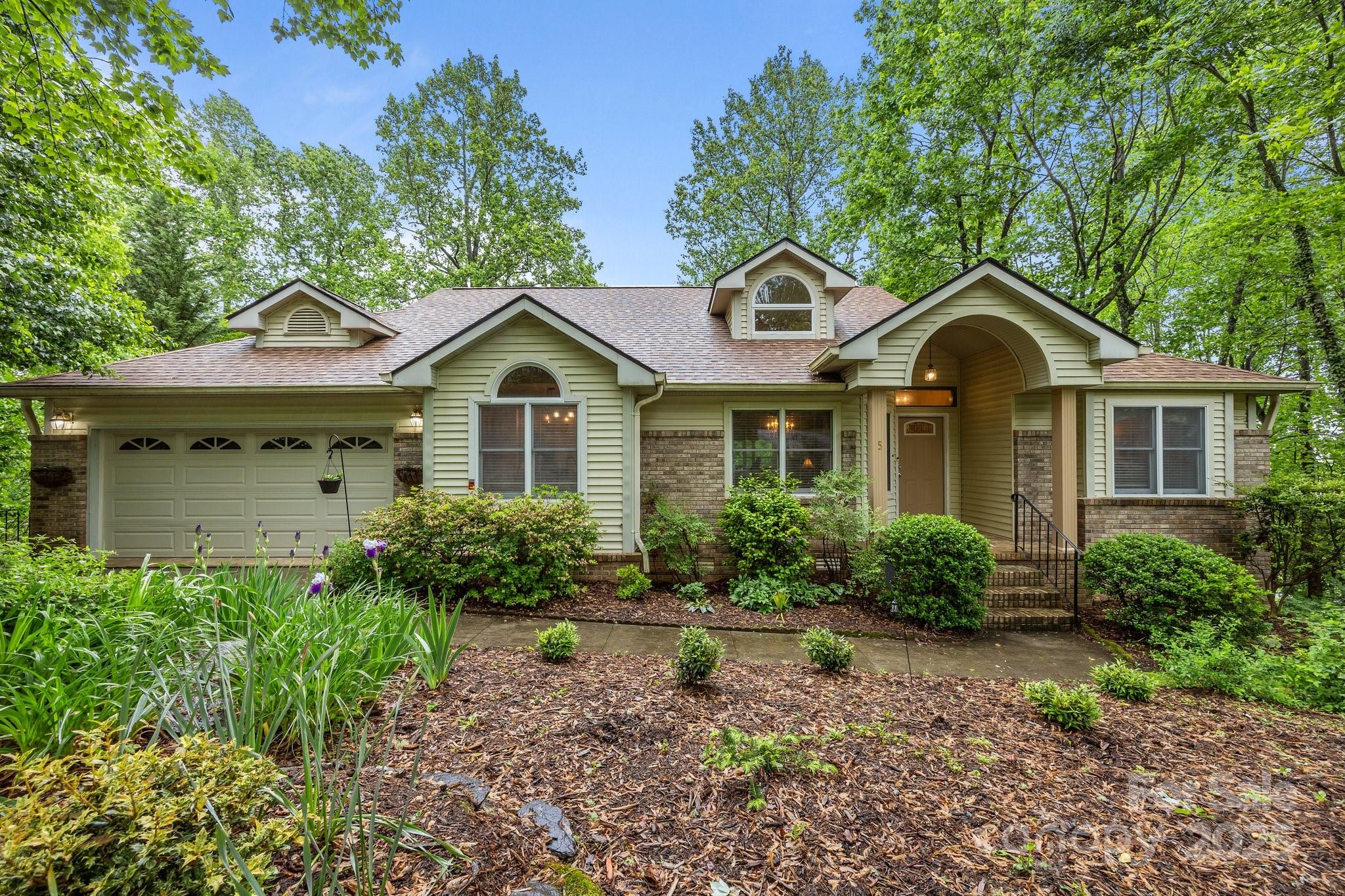 5 Governors Drive Property Photo 1