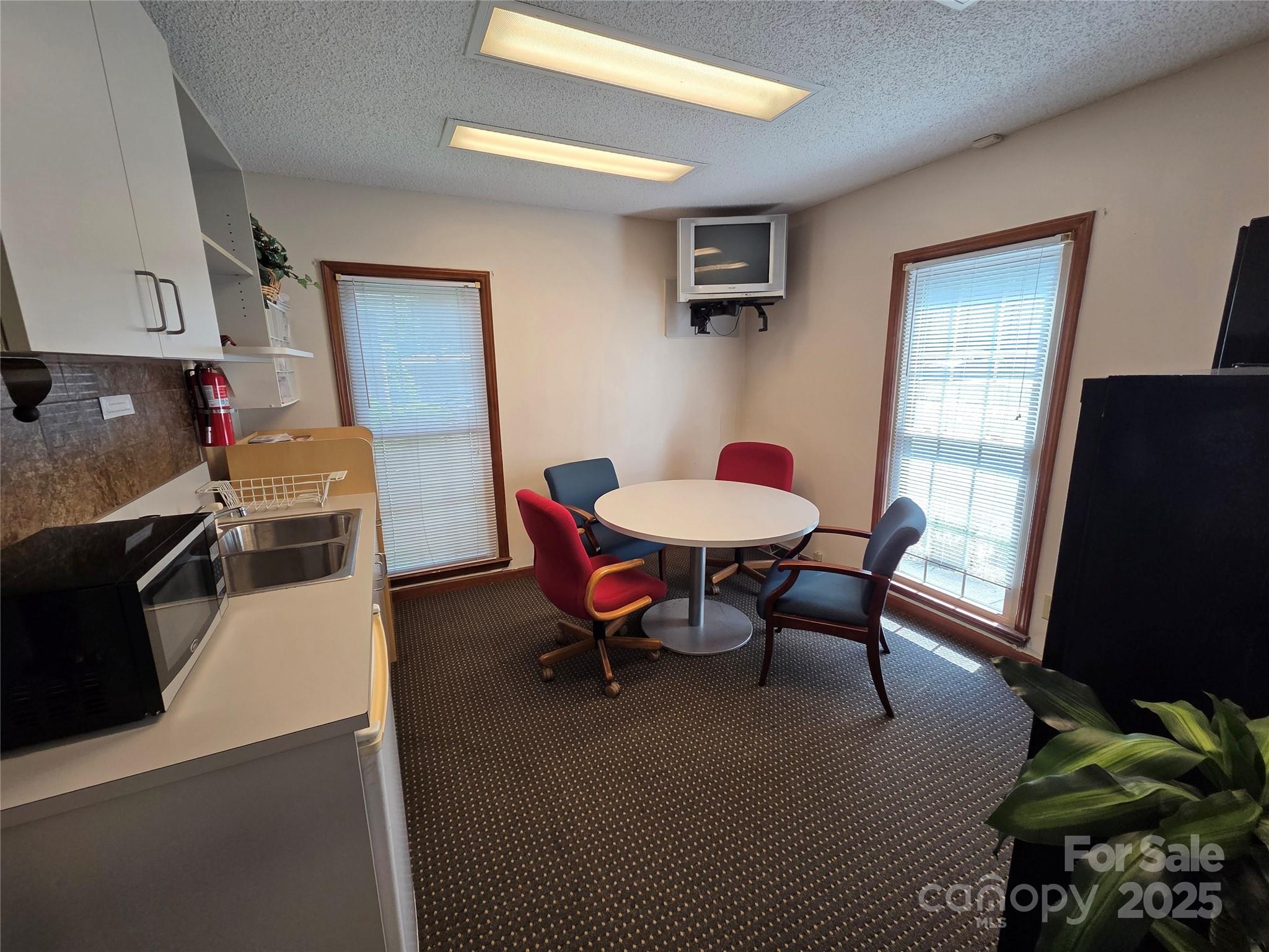 5513 Monroe Road Property Photo 7