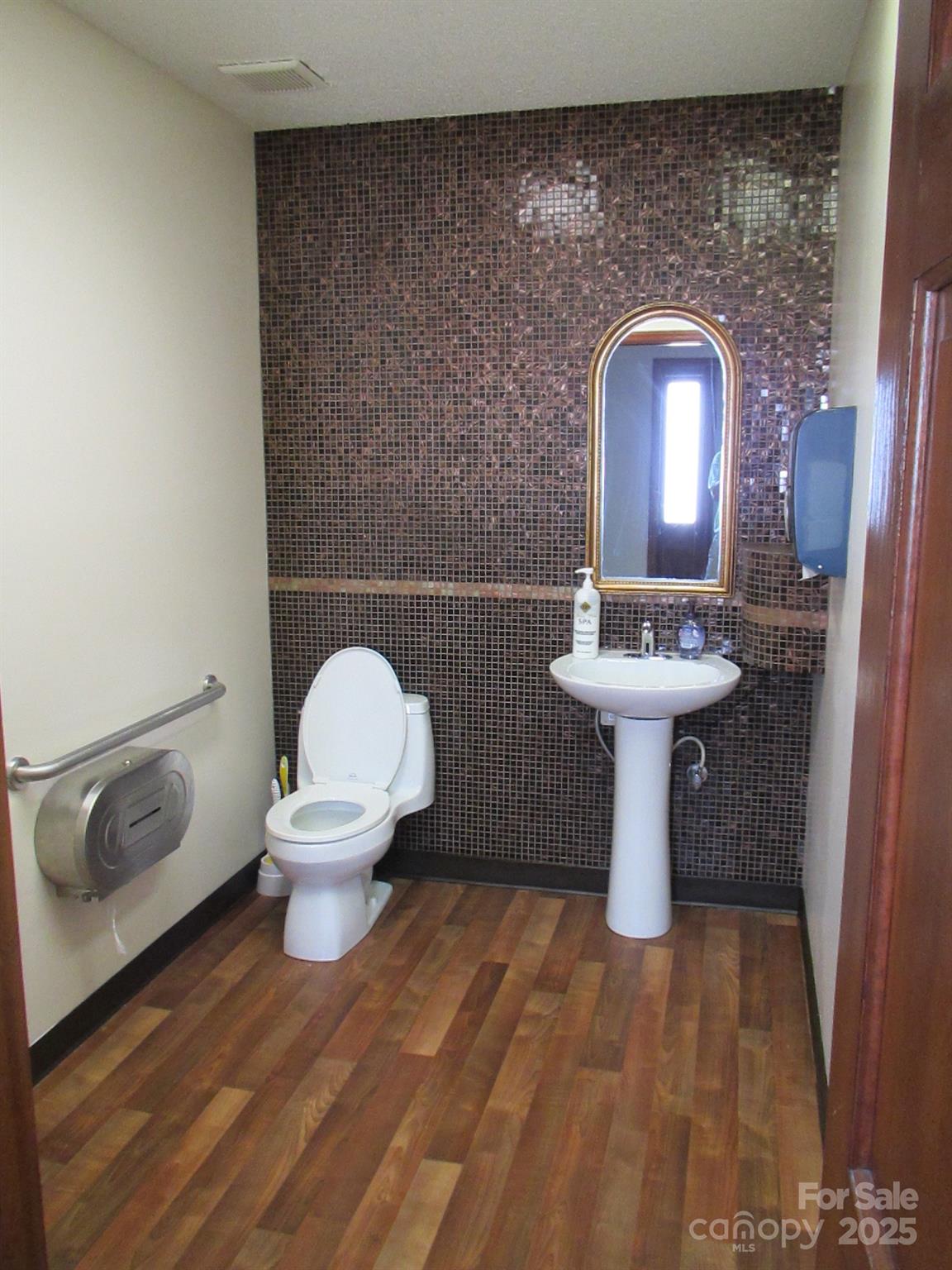 5513 Monroe Road Property Photo 8