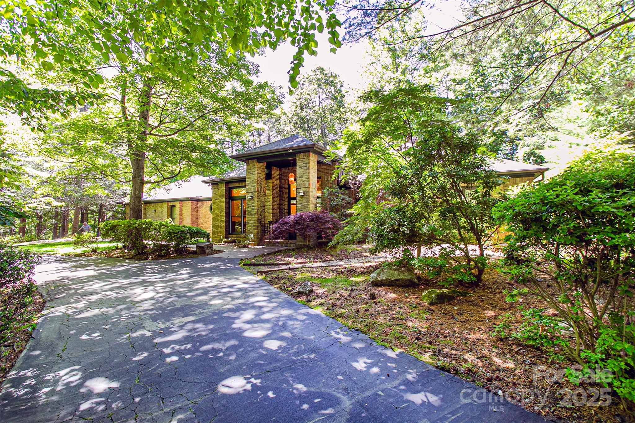200 Maple Hill Drive Property Photo 1