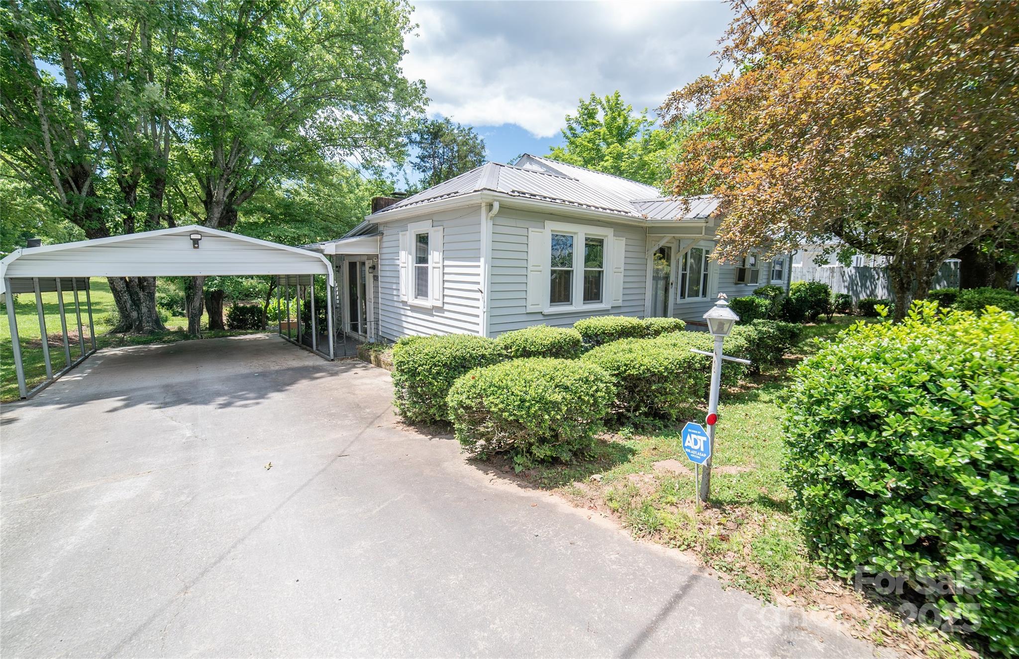 1463 Land Street Property Photo 1