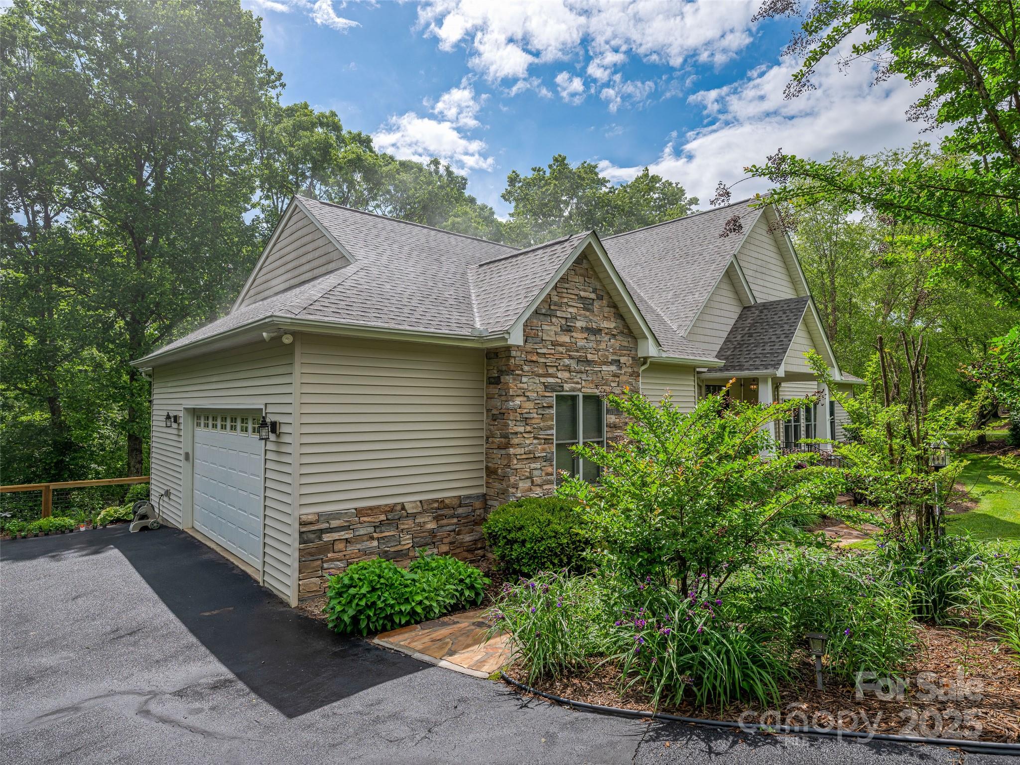 138 Bridlewood Trail Property Photo 3