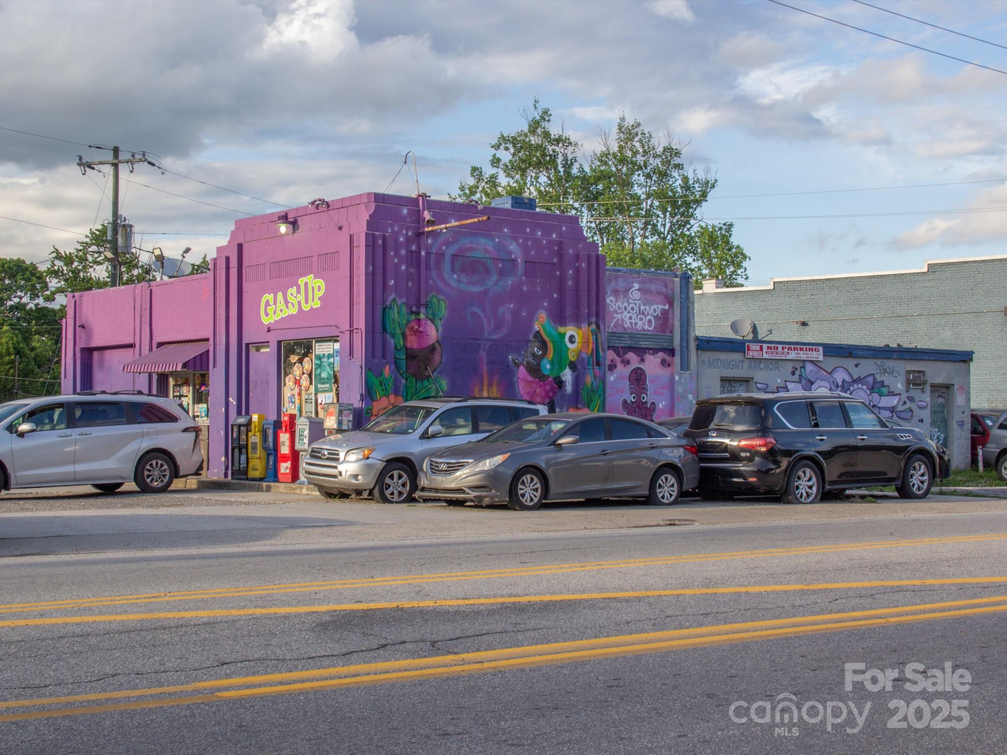 405 Haywood Road Property Photo 8