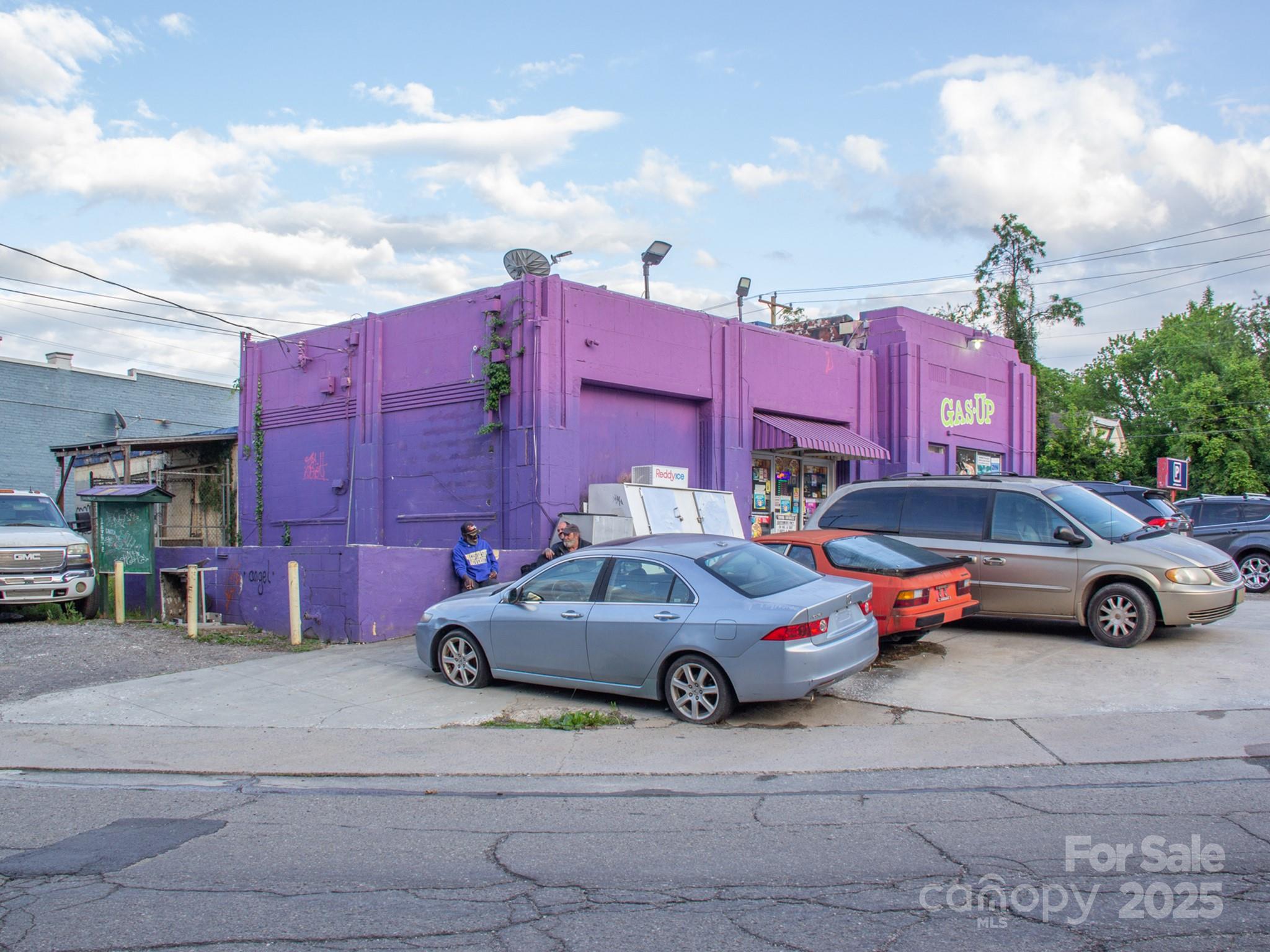 405 Haywood Road Property Photo 9