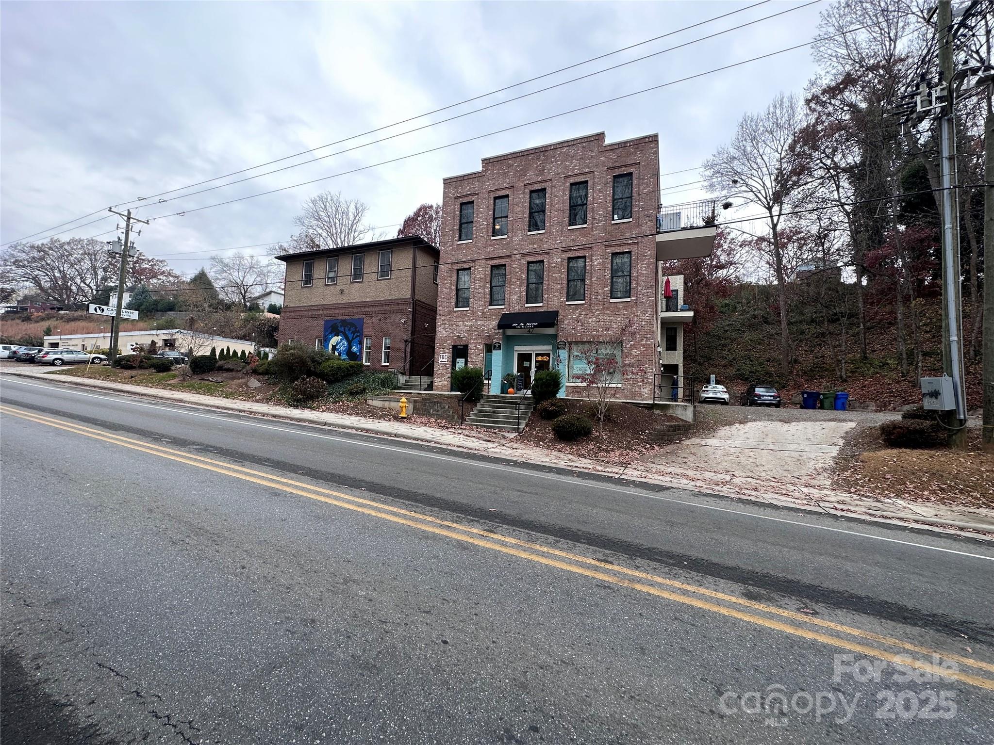 000 Haywood Road Property Photo 4