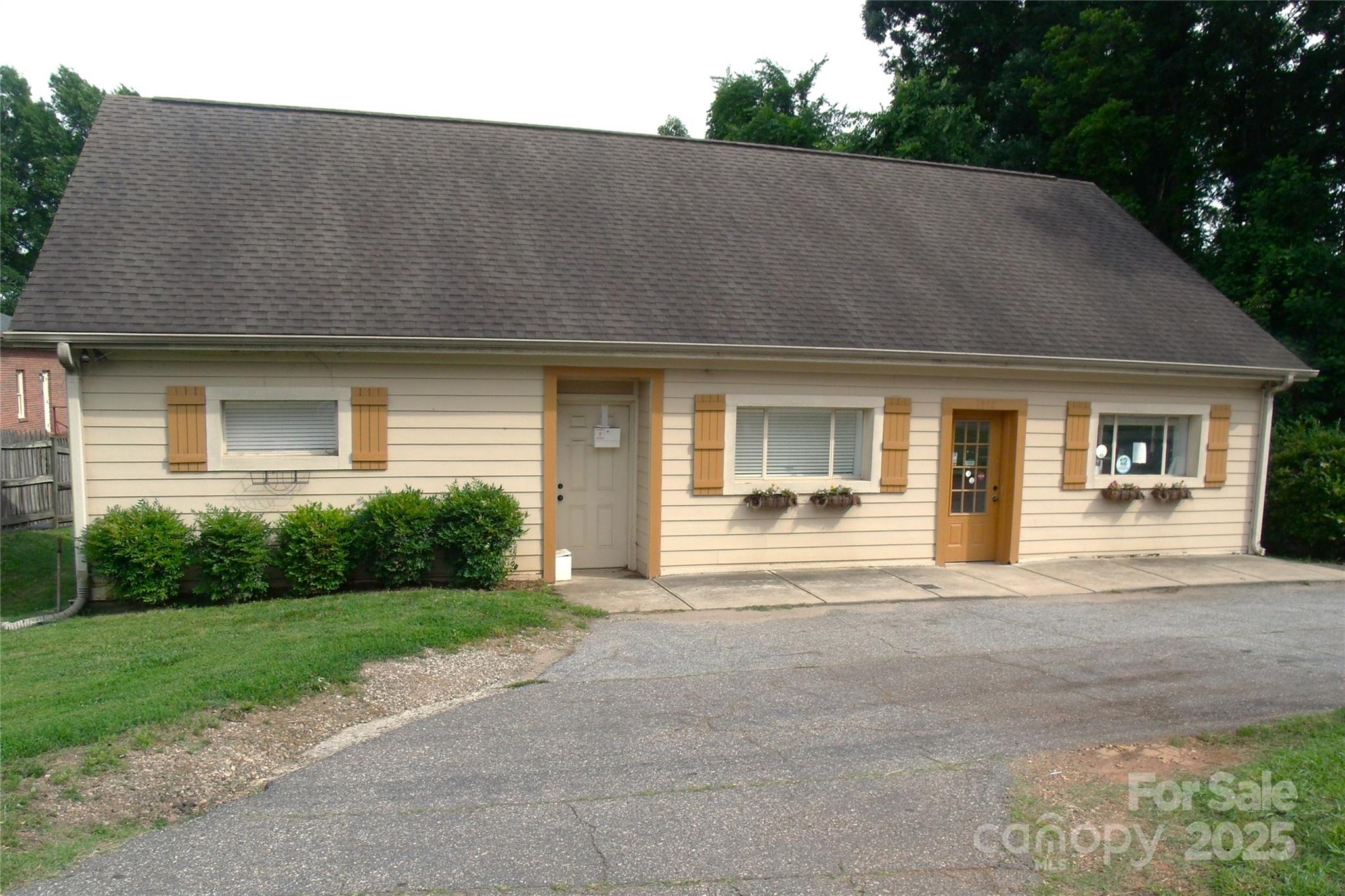 1512 Davie Avenue 2/11 Property Photo 1