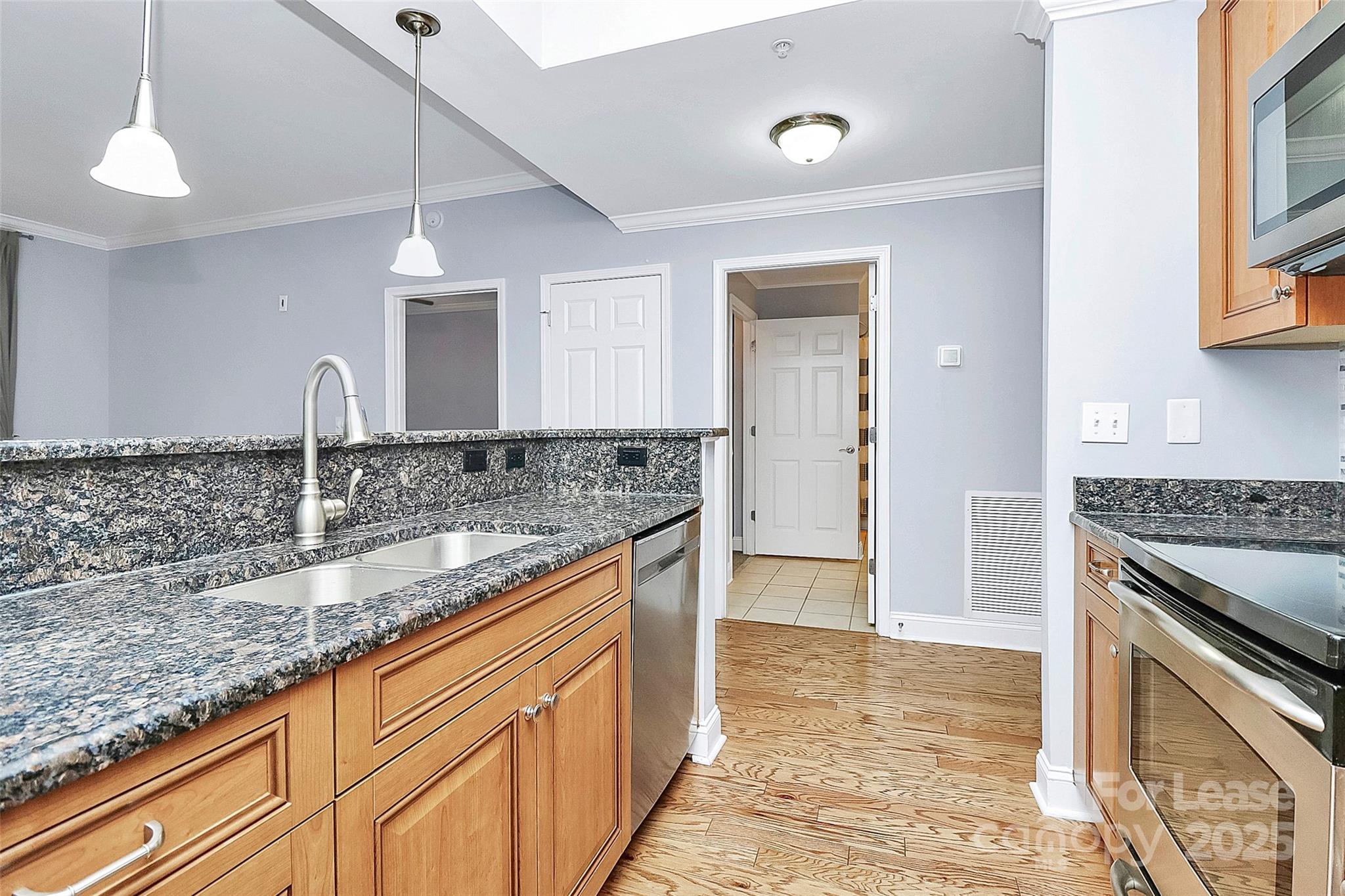 300 W 5th Street 315 Property Photo 6