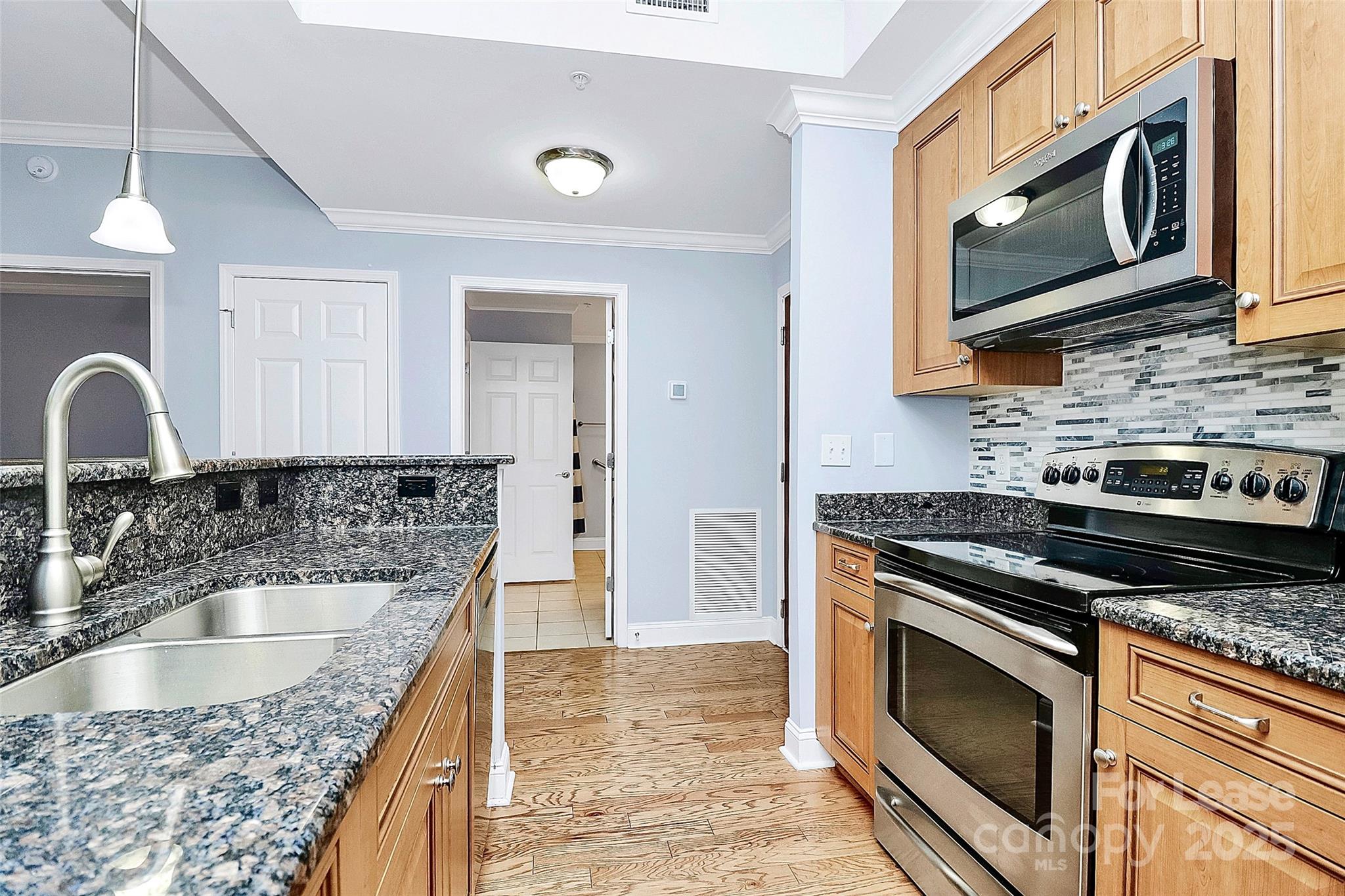 300 W 5th Street 315 Property Photo 7