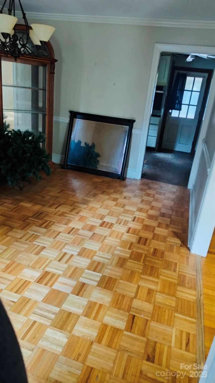 910 Parham Street Property Photo 7