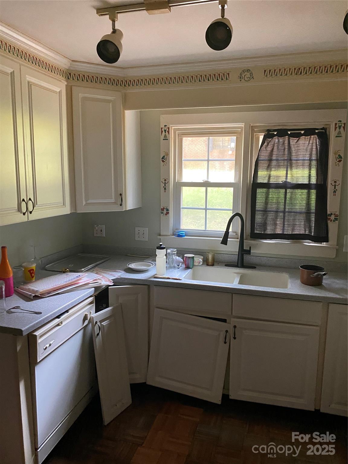 910 Parham Street Property Photo 12