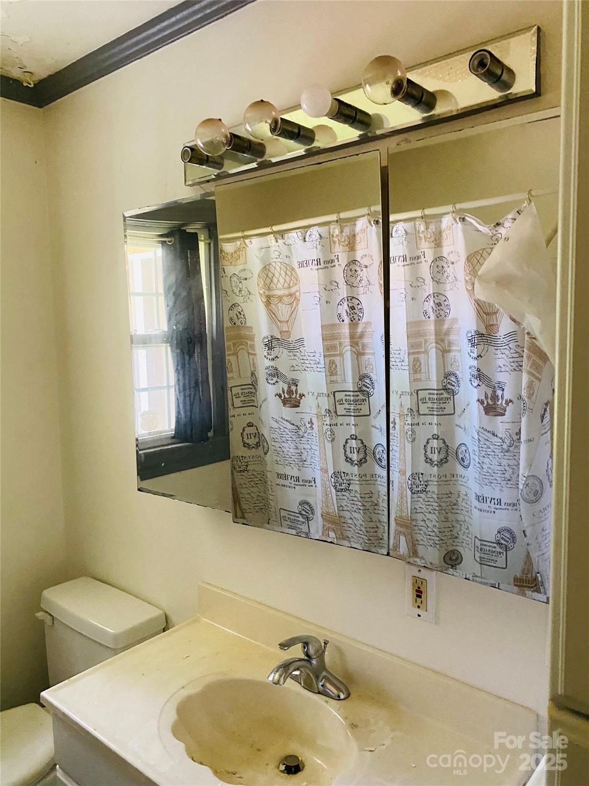 910 Parham Street Property Photo 15