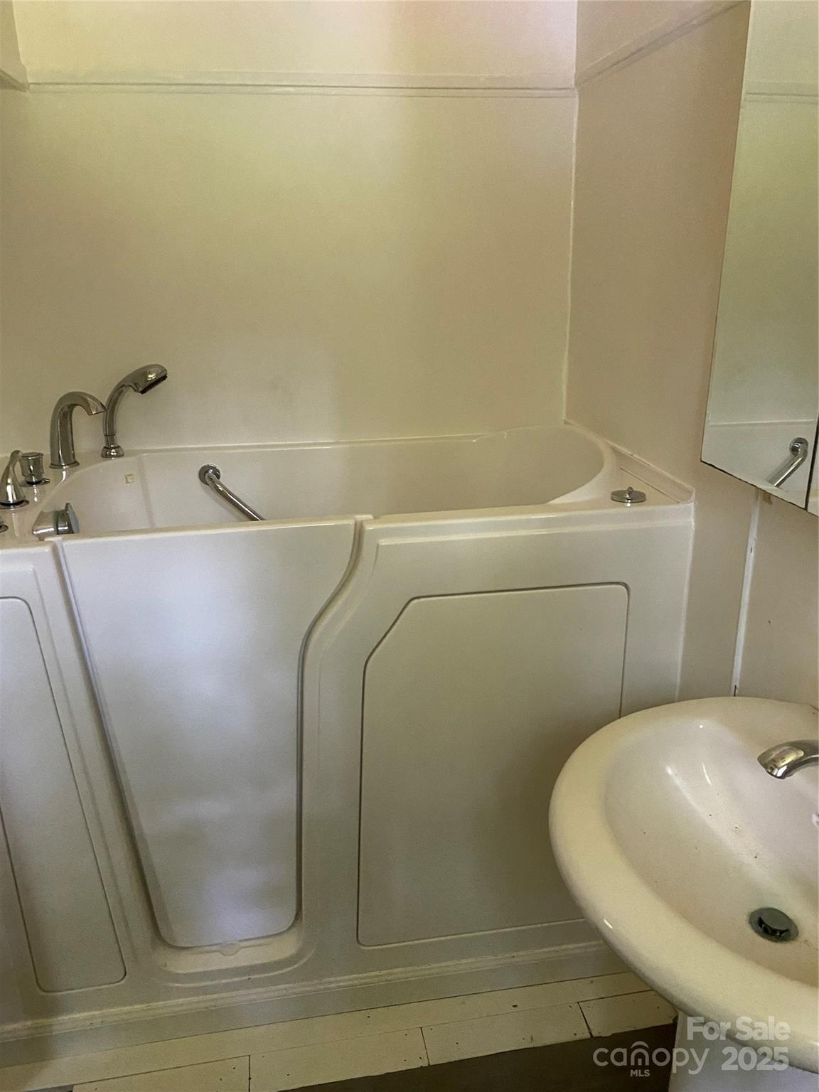 910 Parham Street Property Photo 17