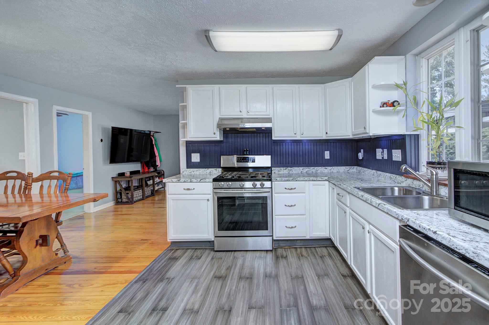 304 White Pine Drive Property Photo 7