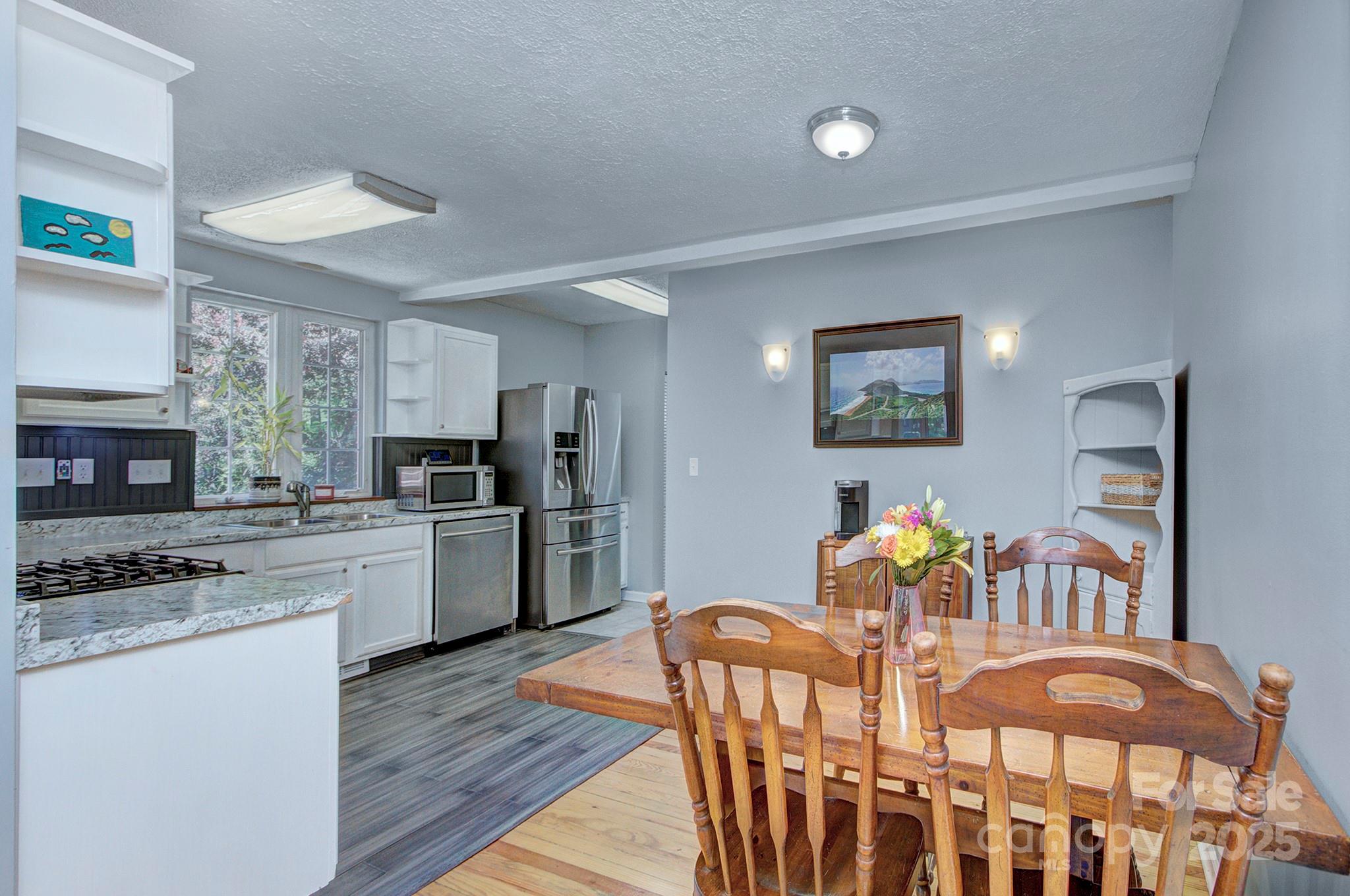 304 White Pine Drive Property Photo 8