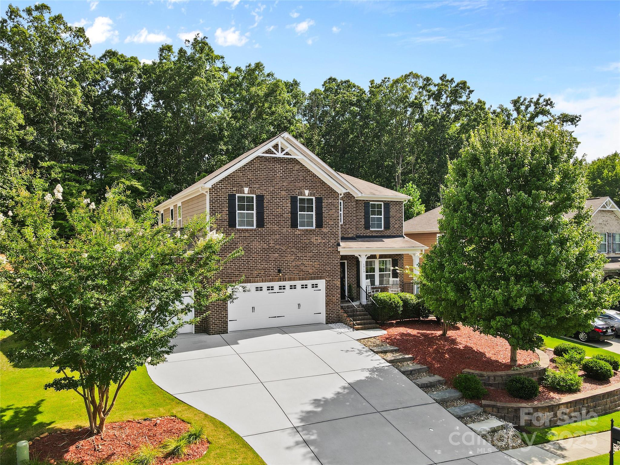 1919 Madeira Circle Property Photo 1