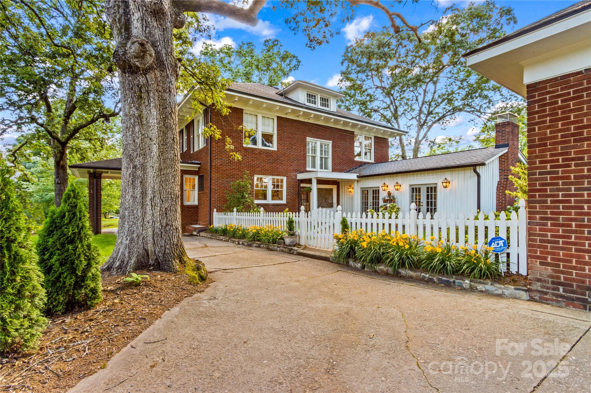 712 N Center Street Property Photo 2