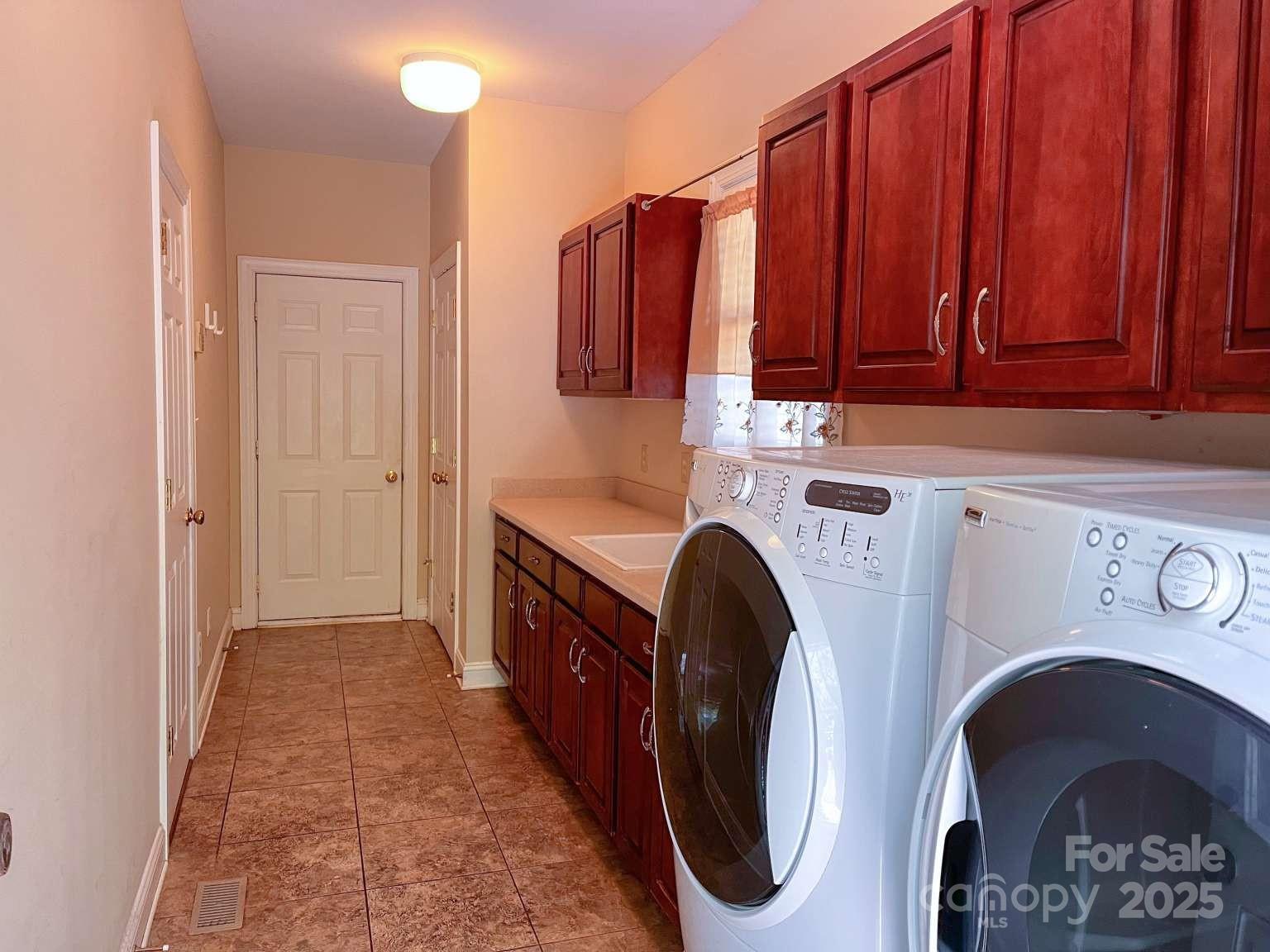 15494 Donnington Drive Property Photo 7