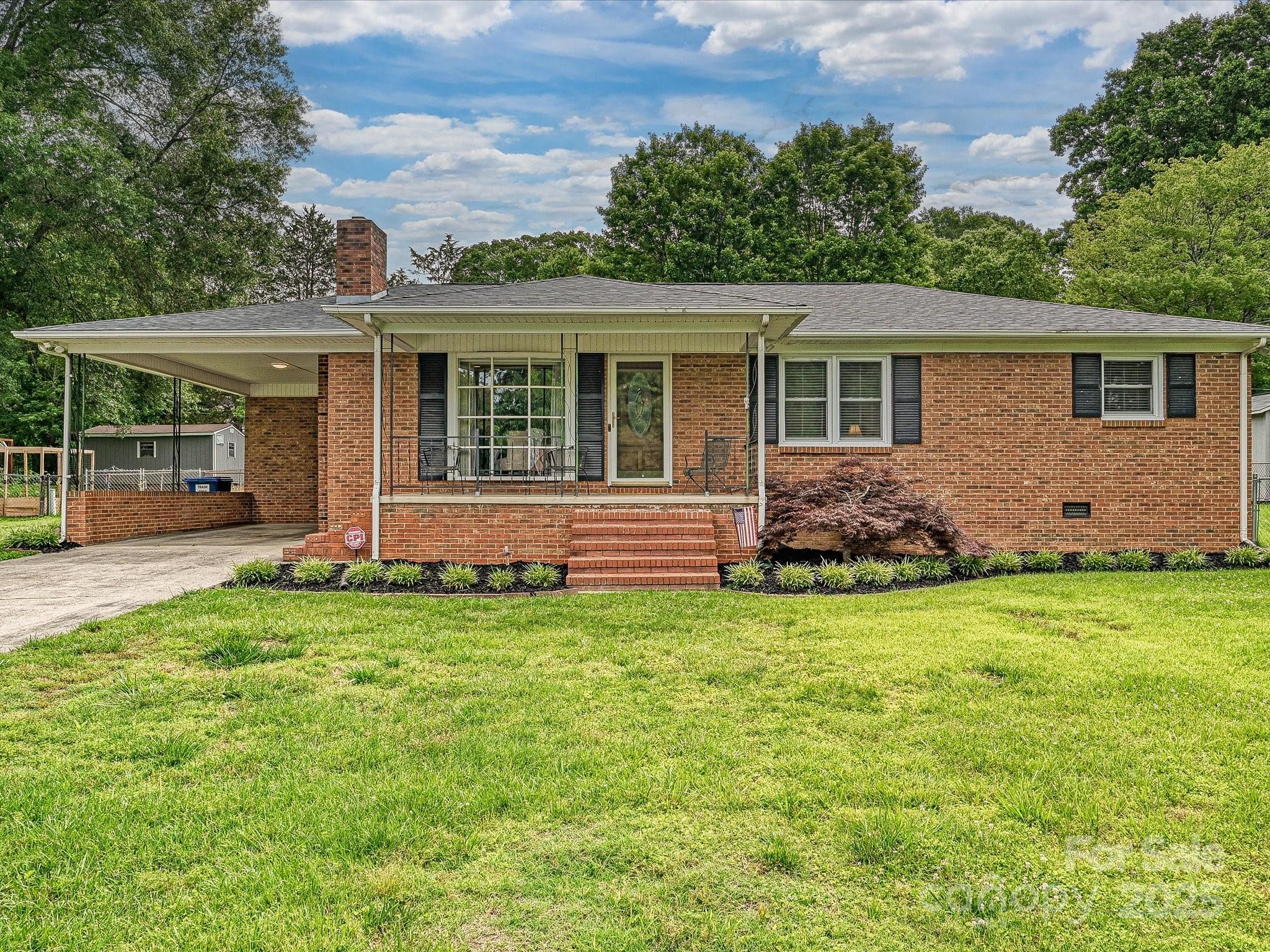 407 S Buckoak Street Property Photo 1