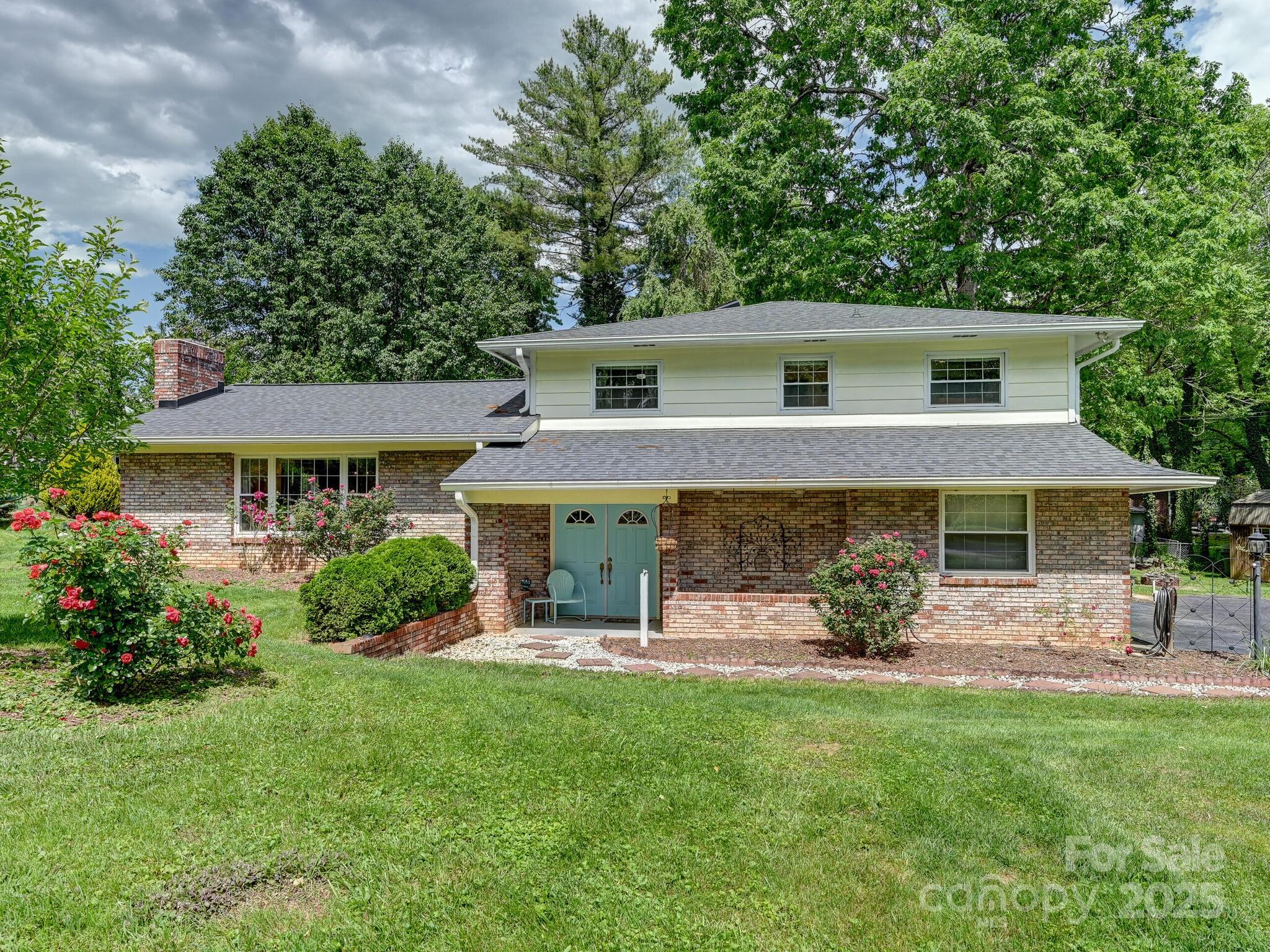 1136 Carousel Lane Property Photo 1