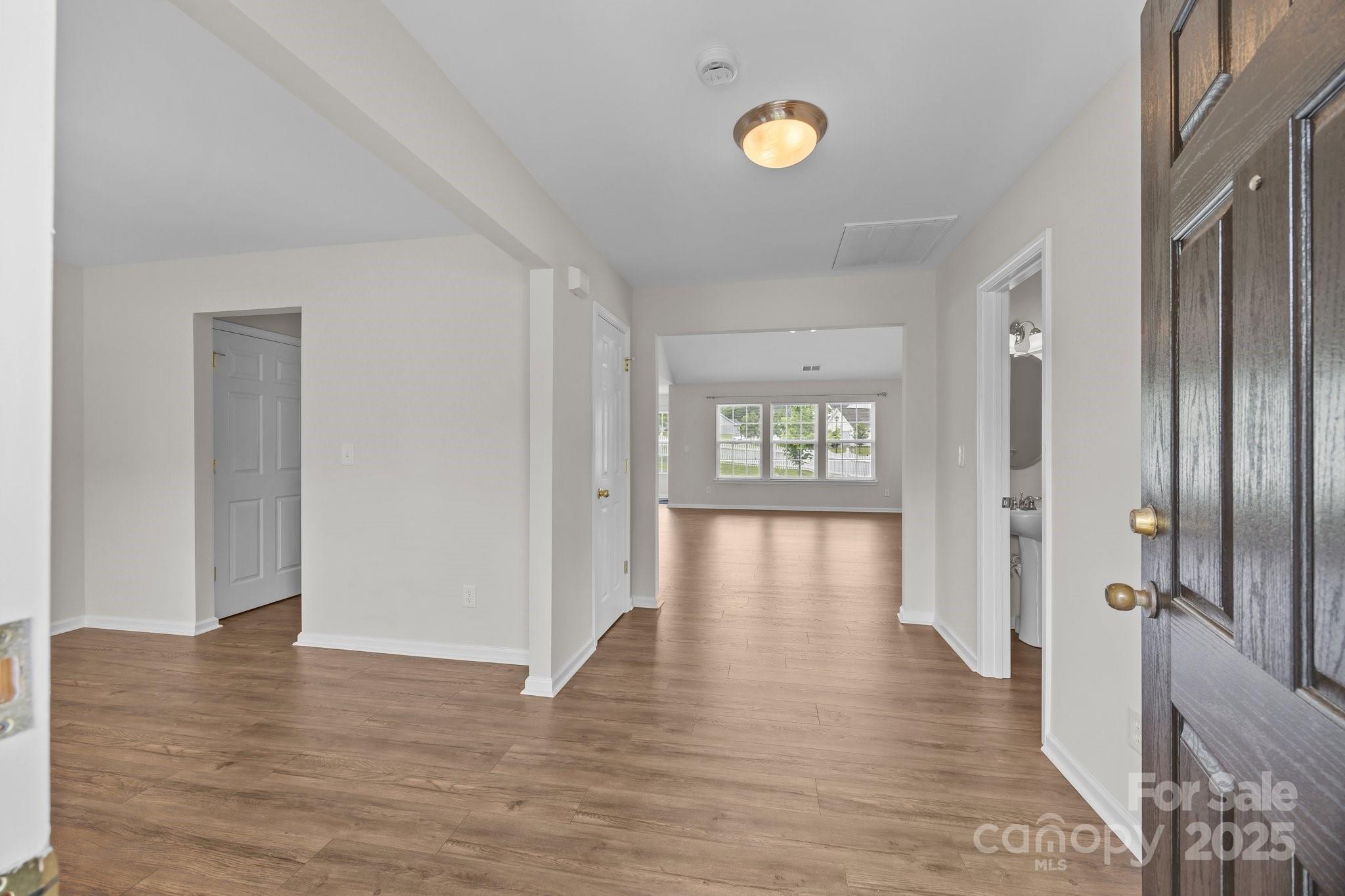 423 Courtland Court Property Photo 4