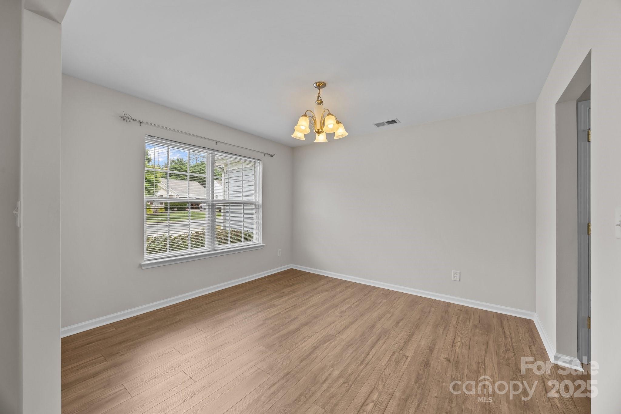 423 Courtland Court Property Photo 6