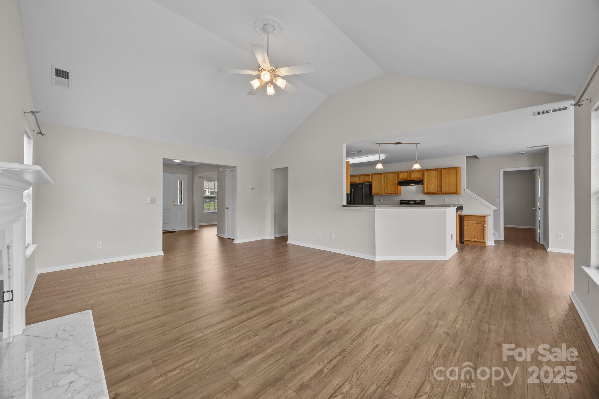 423 Courtland Court Property Photo 8