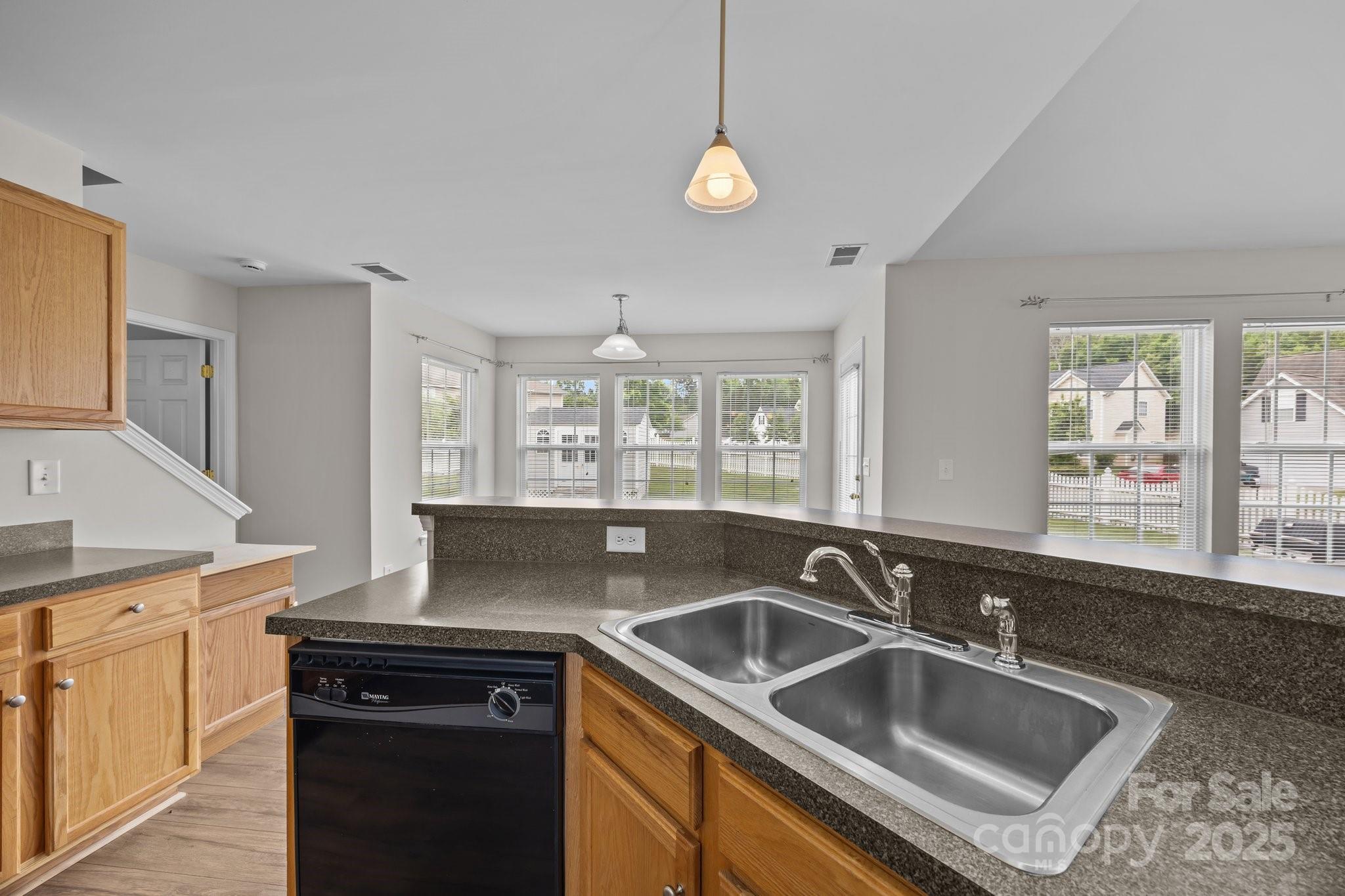 423 Courtland Court Property Photo 11