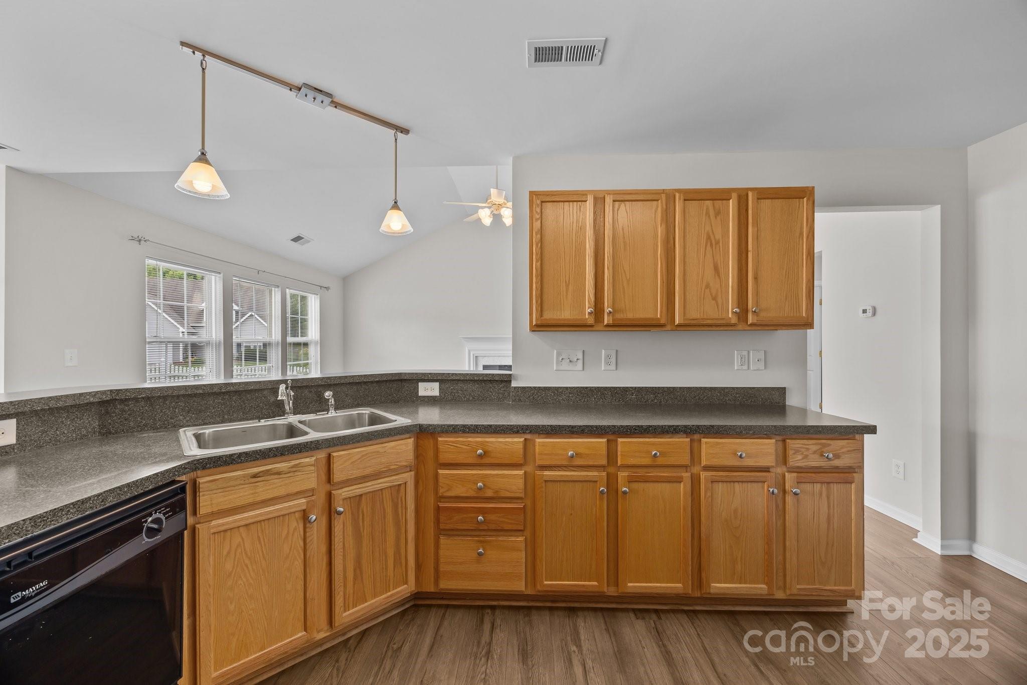 423 Courtland Court Property Photo 12
