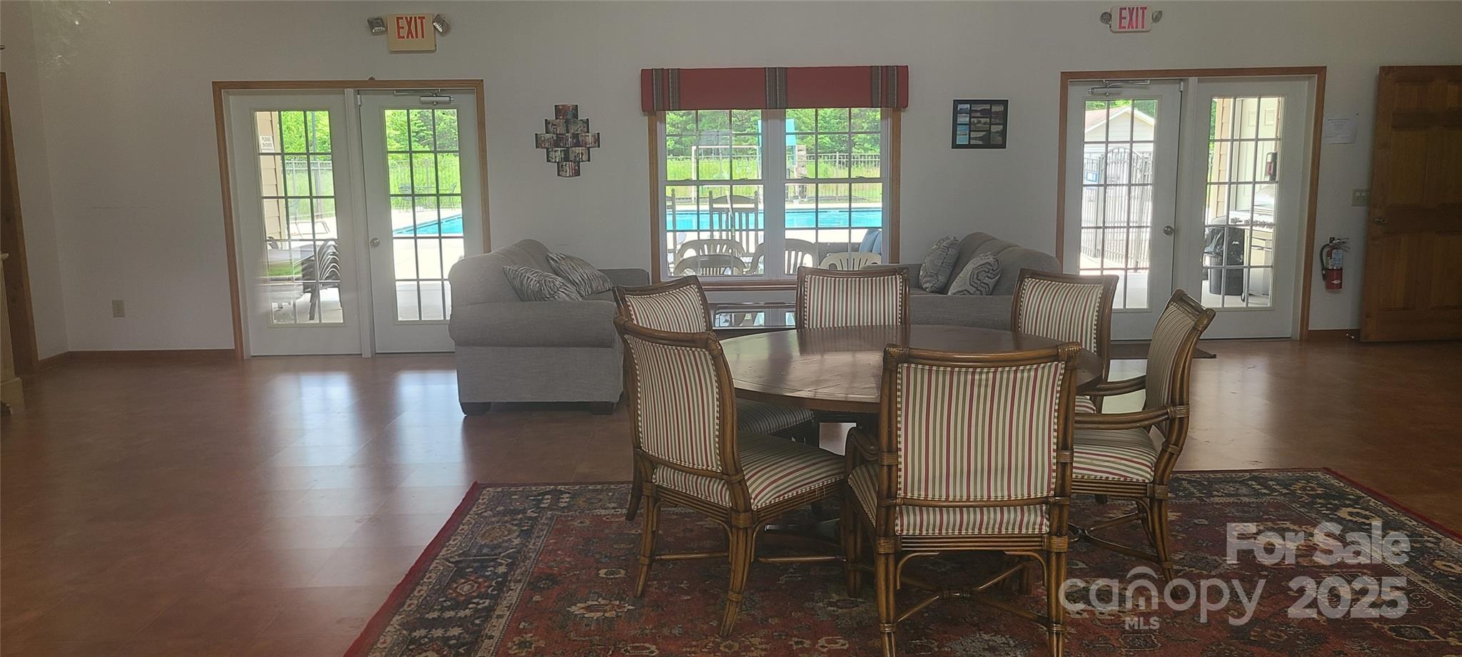 453 Sunset Pointe Drive Property Photo 5