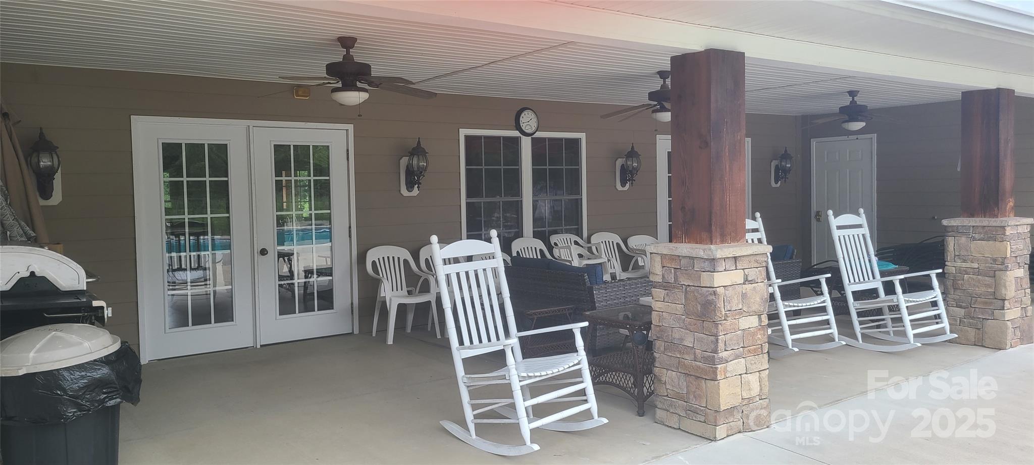 453 Sunset Pointe Drive Property Photo 6