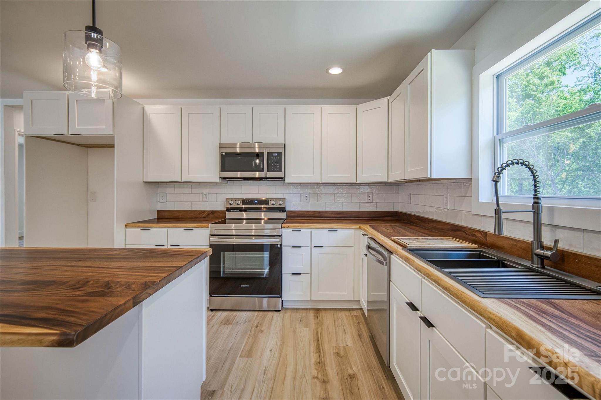 2934 Drummond Street Property Photo 6