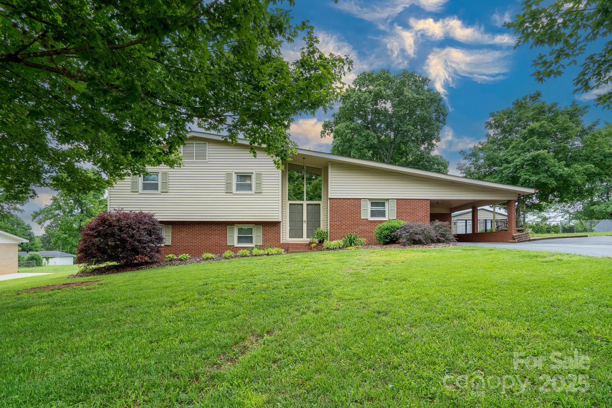 318 Confederate Drive Property Photo 1