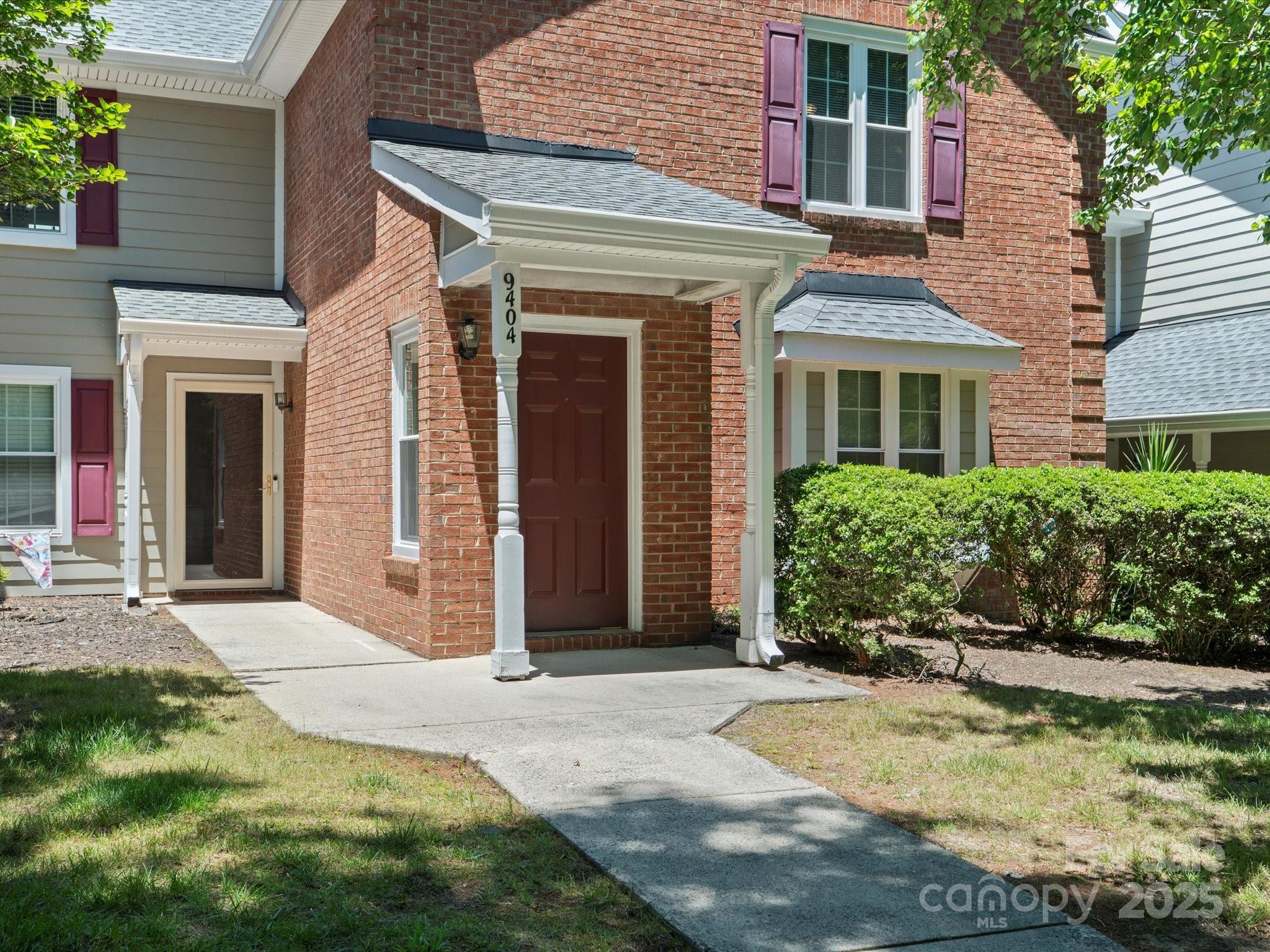 9404 S Vicksburg Park Court Property Photo 2