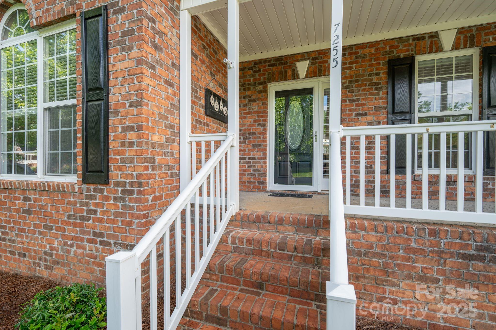 7255 Orchard Path Drive Property Photo 2