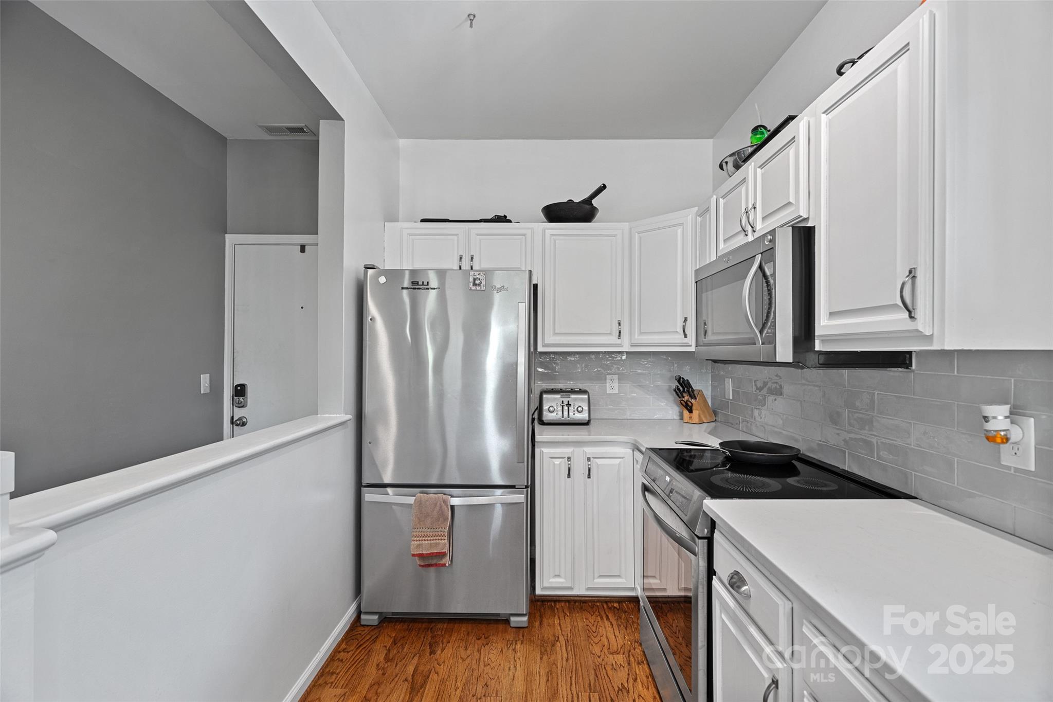 2625 E 5th Street F Property Photo 3