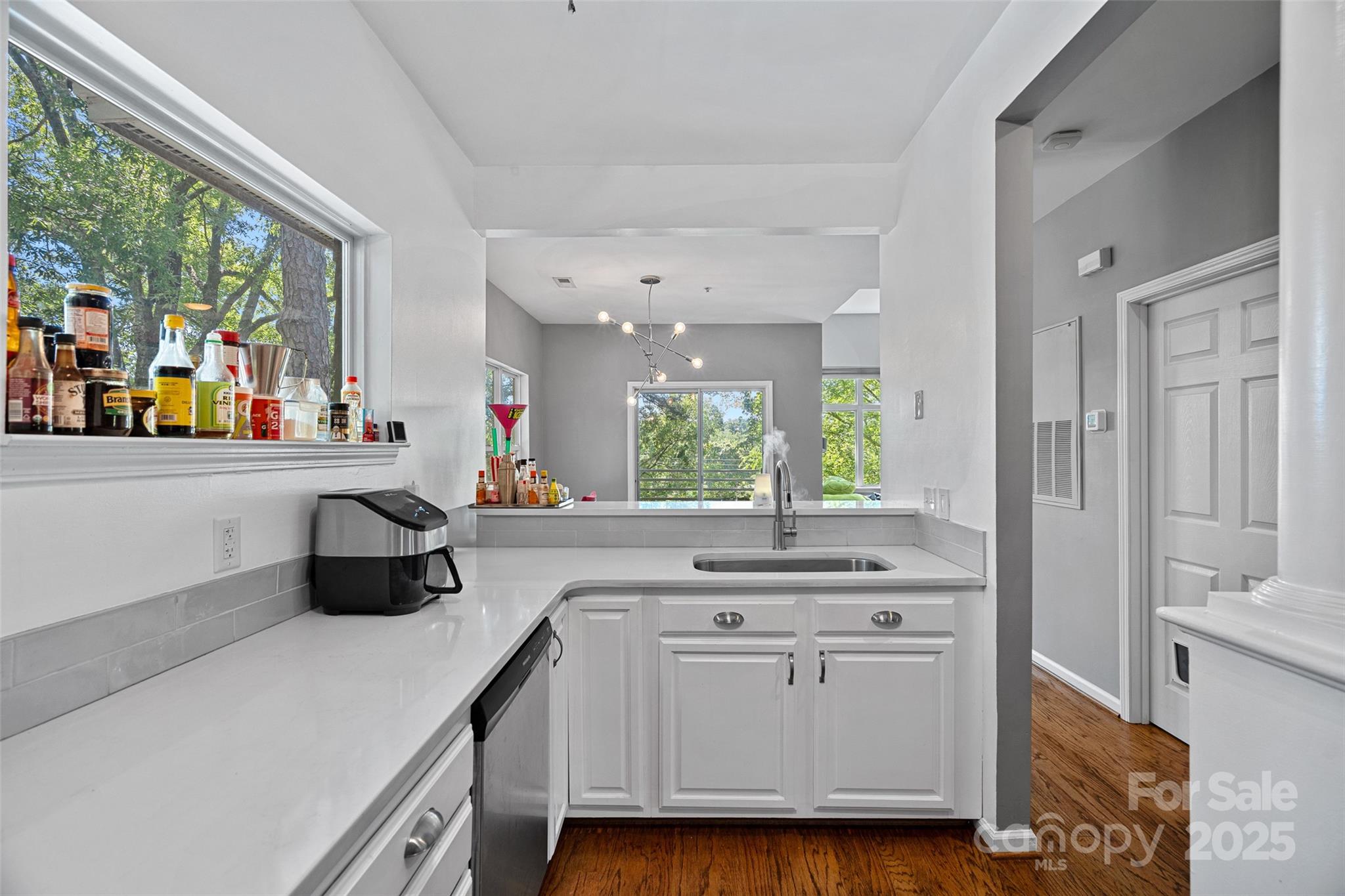 2625 E 5th Street F Property Photo 4