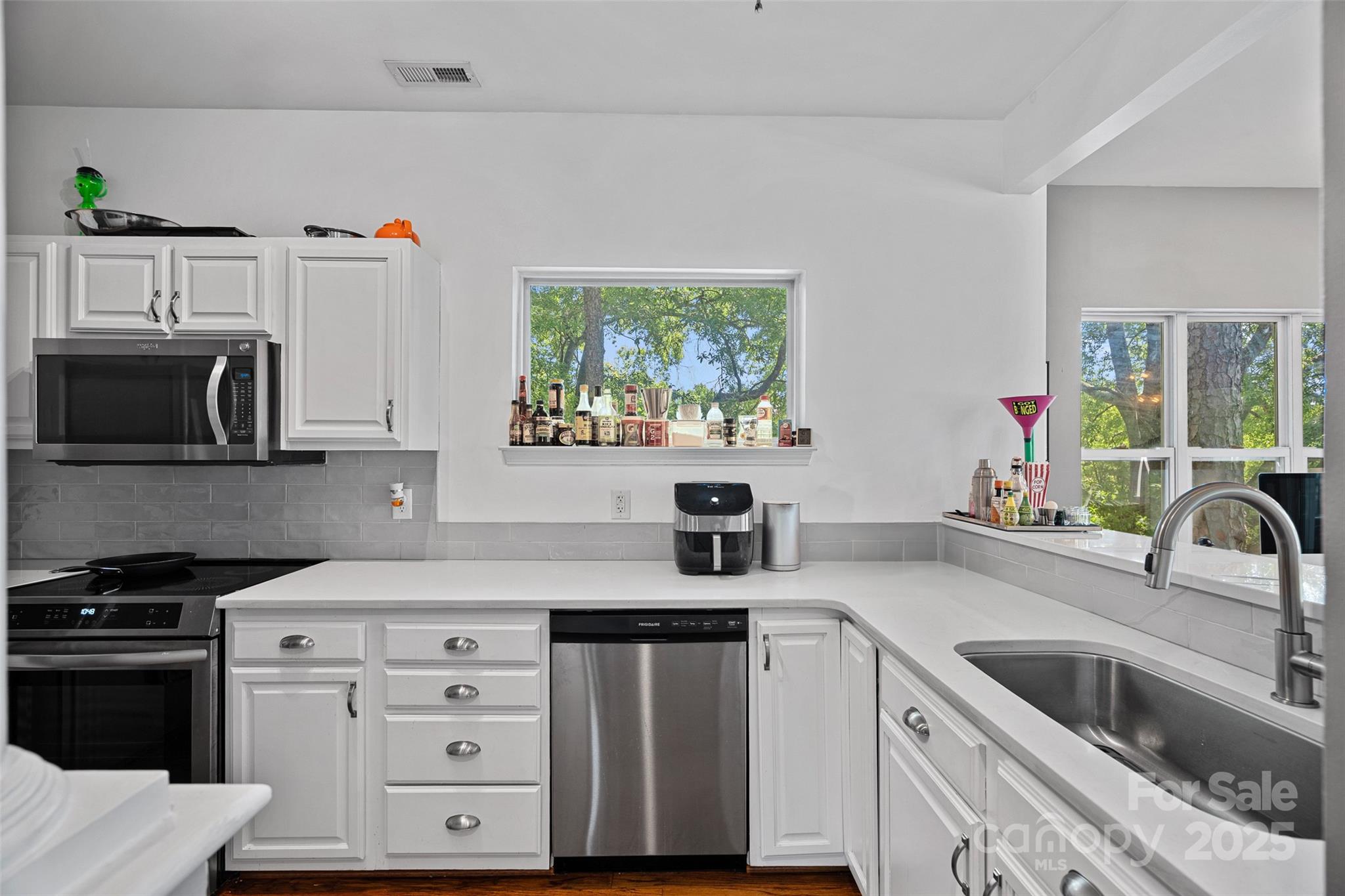 2625 E 5th Street F Property Photo 5