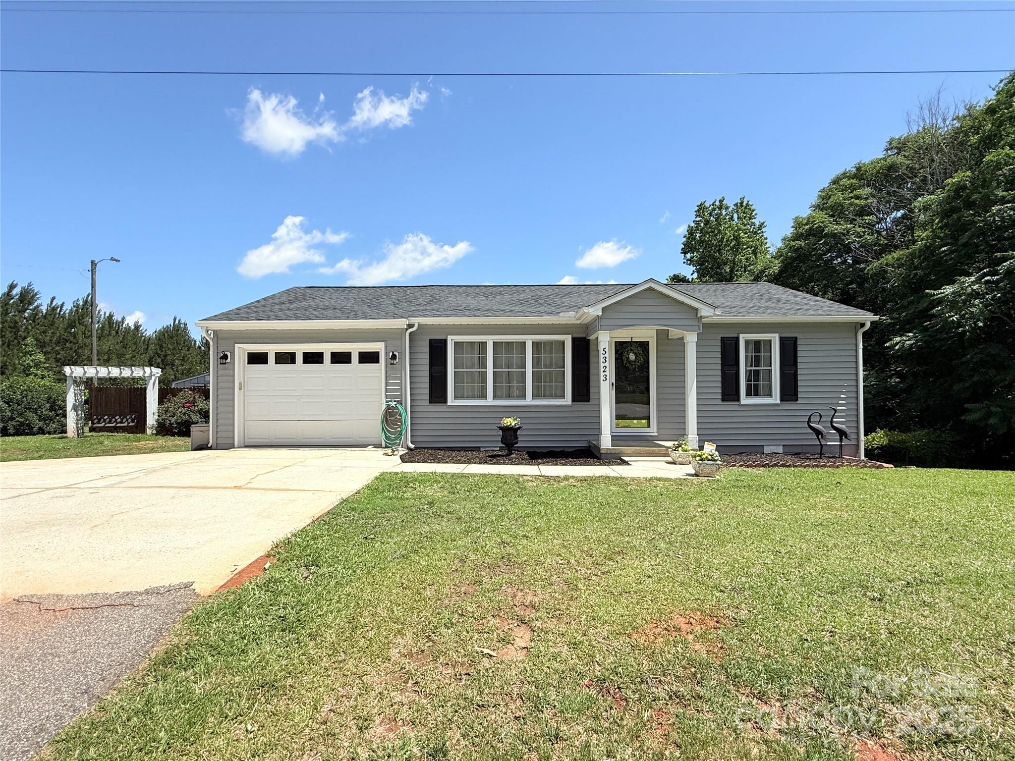 5323 Flat Creek Road Property Photo 1