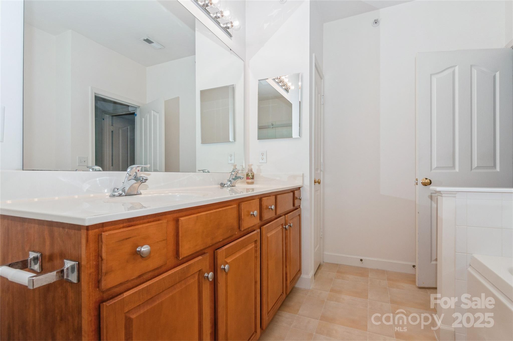 11863 Ridgeway Park Drive Property Photo 13