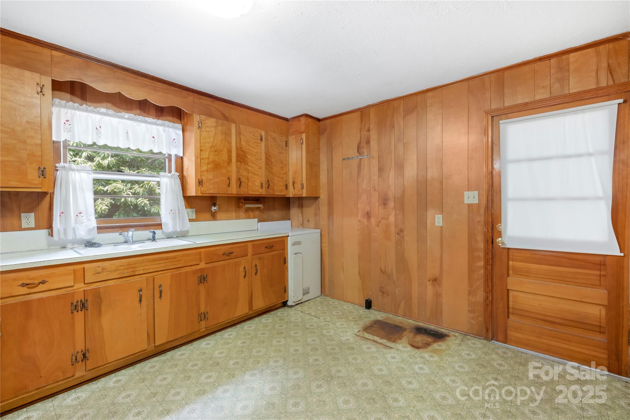 208 Lipe Road Property Photo 12