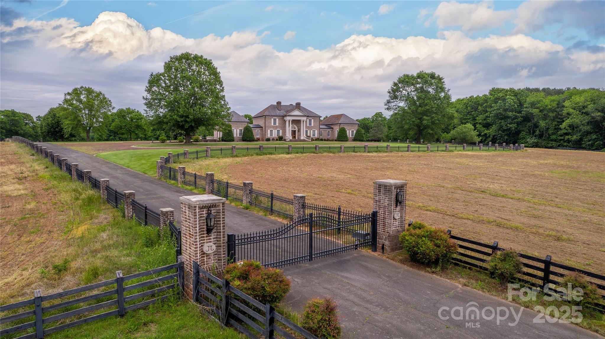 1100 Glen Oaks Drive Property Photo 1