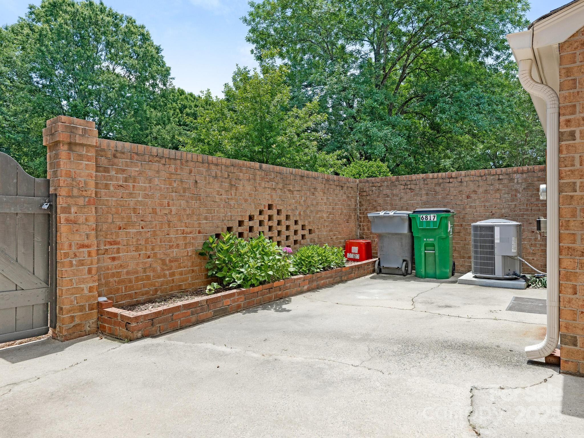 6817 Dumbarton Drive Property Photo 4