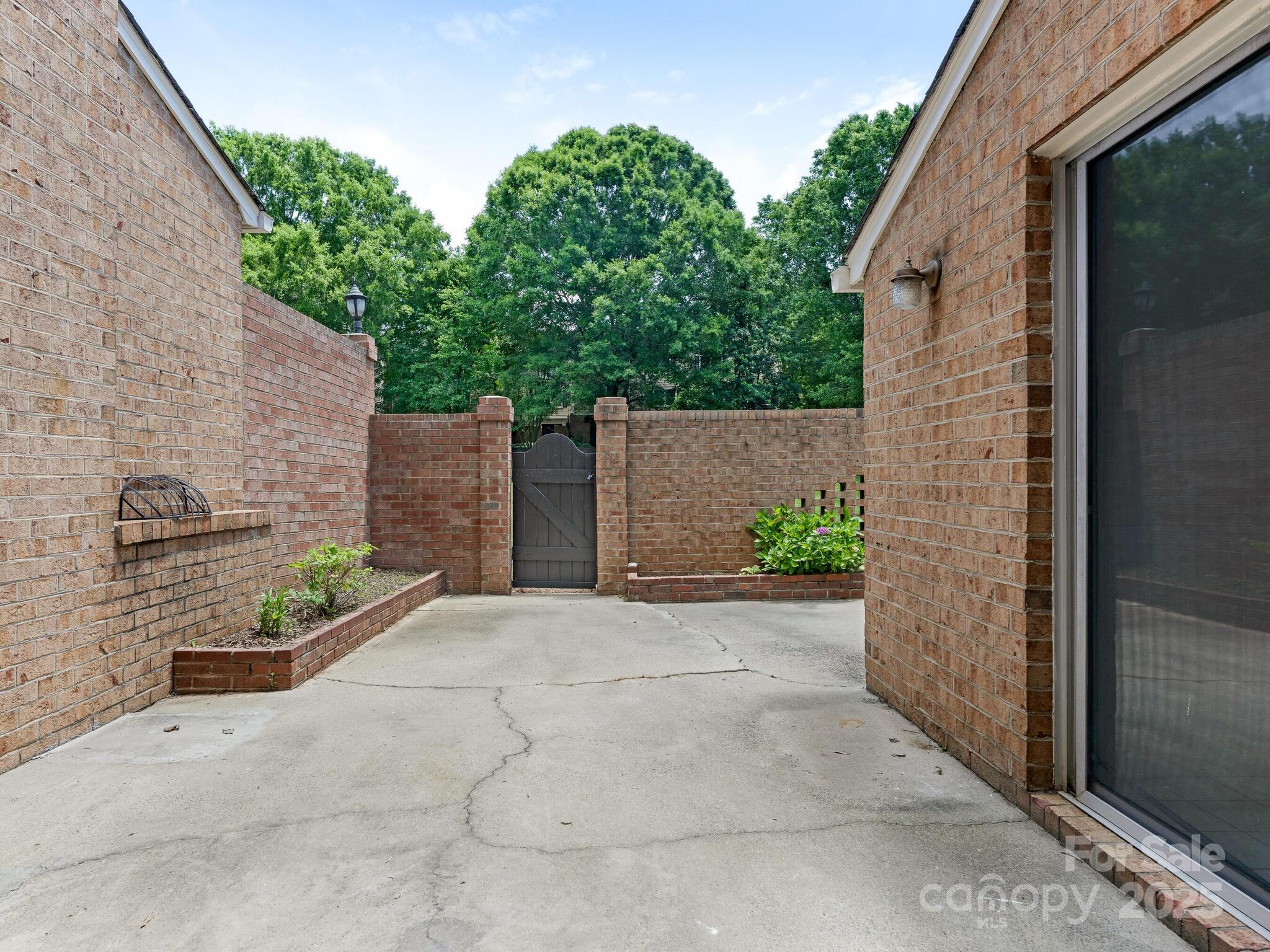 6817 Dumbarton Drive Property Photo 25